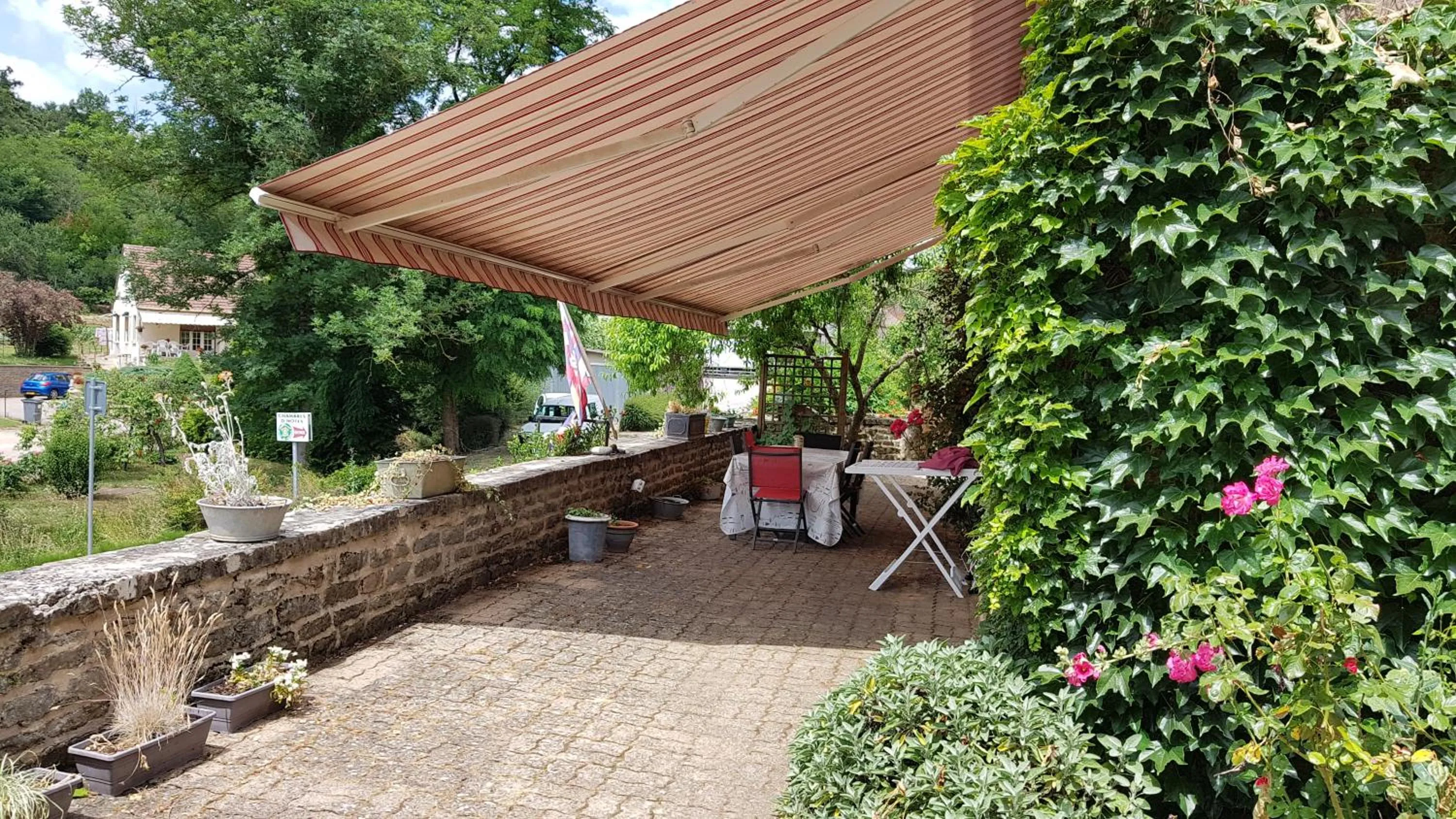 Patio in LA PROVIDENCE, chambres d'hôtes