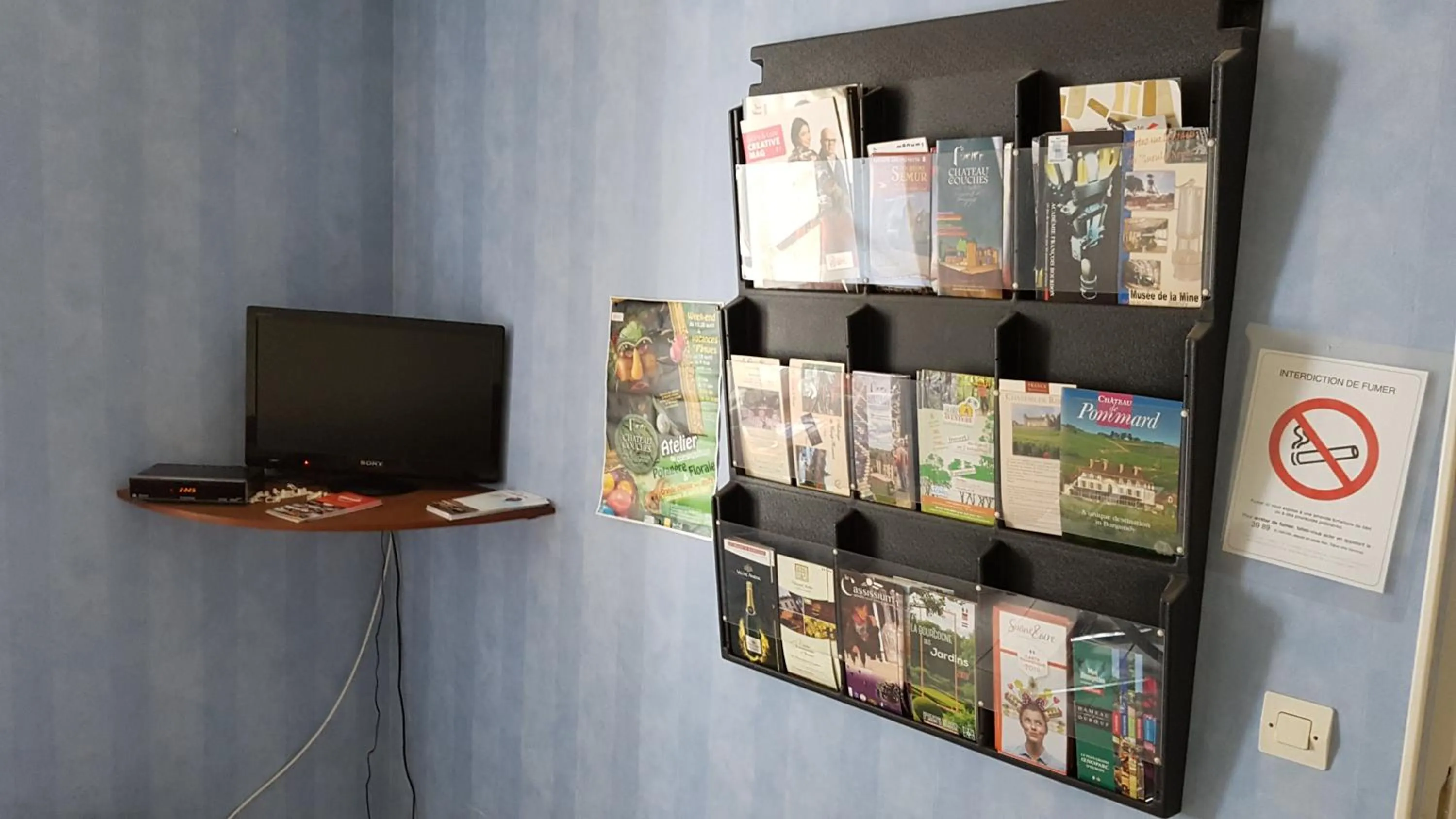 Communal lounge/ TV room in LA PROVIDENCE, chambres d'hôtes