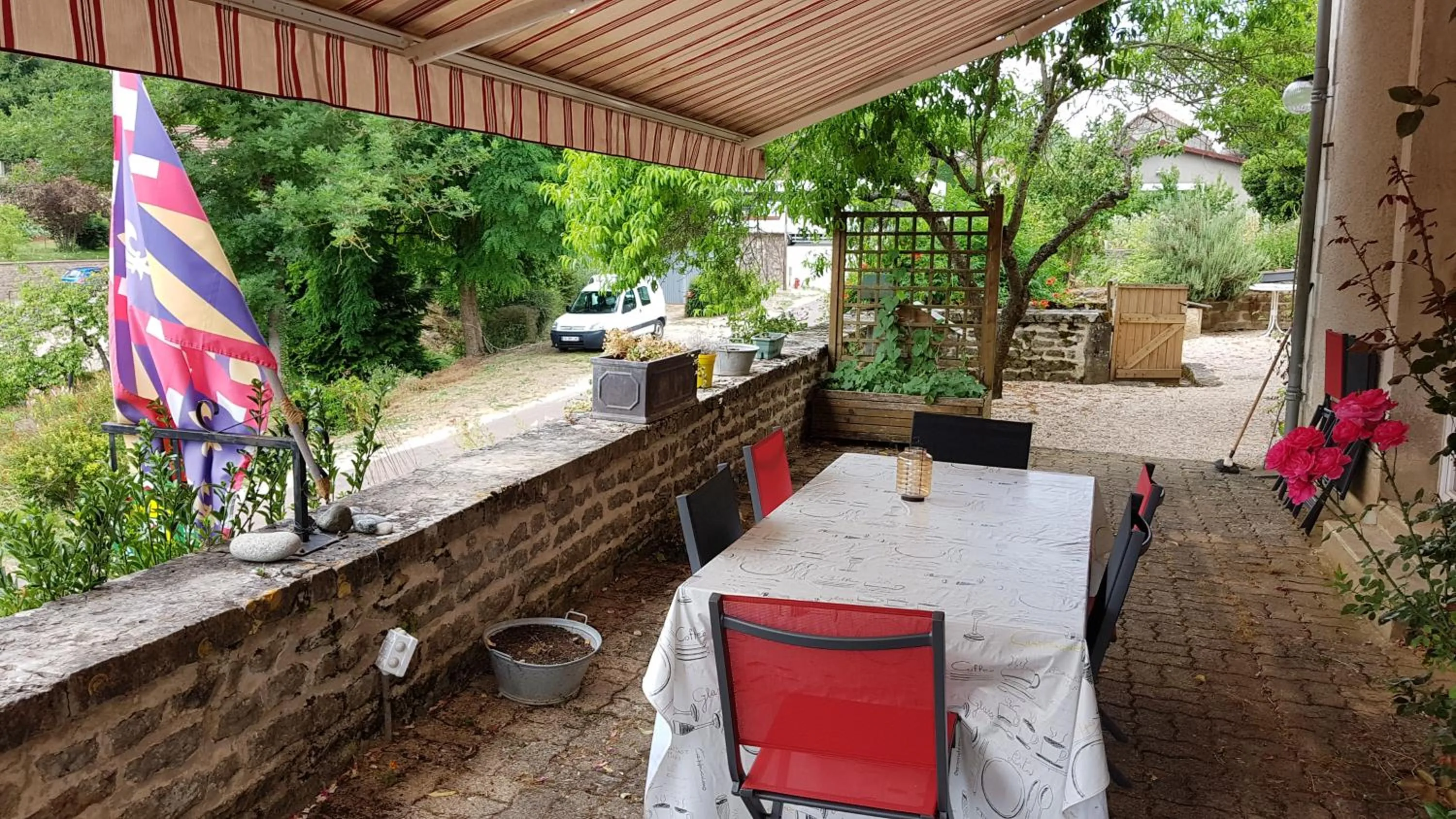 Patio in LA PROVIDENCE, chambres d'hôtes