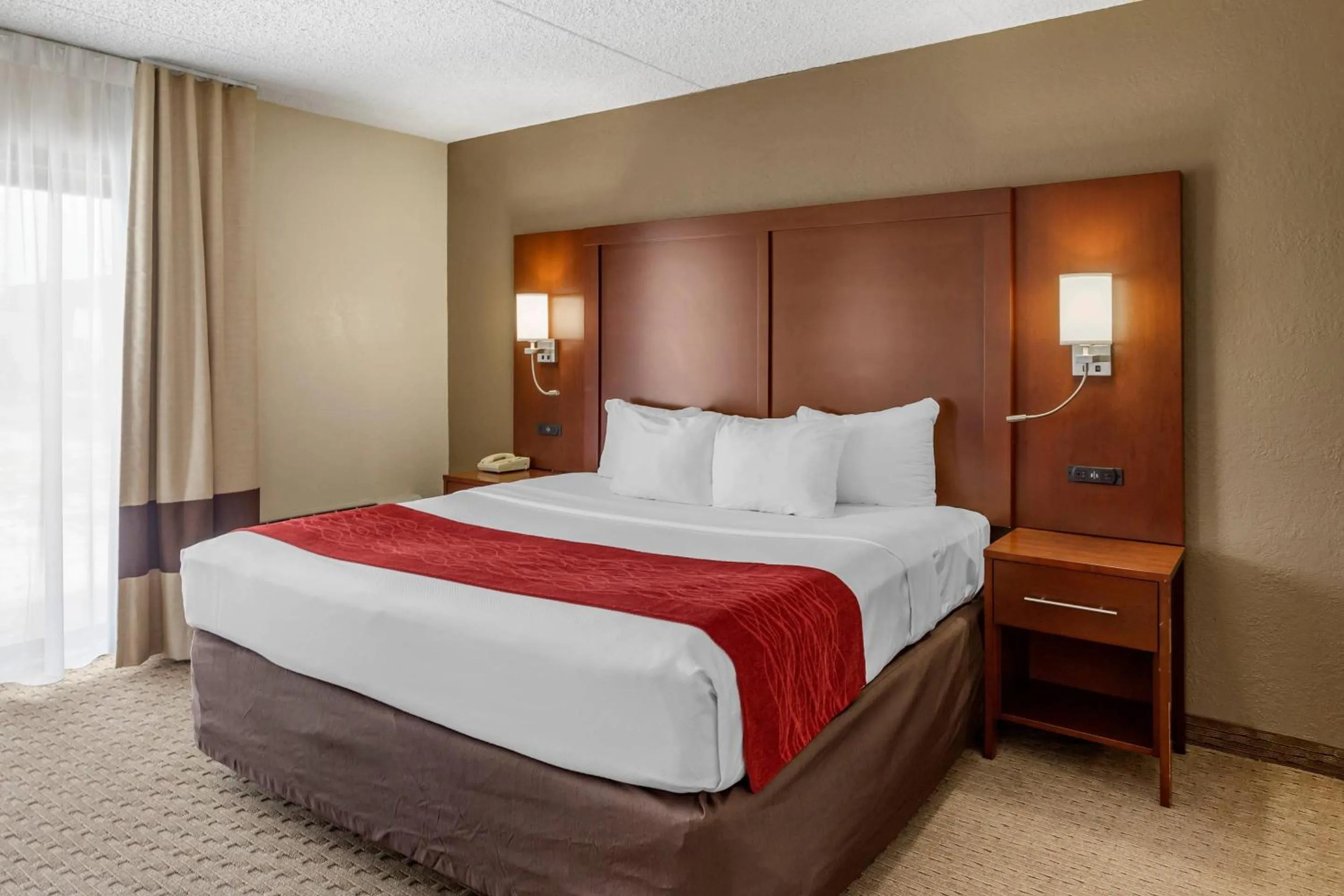 Bedroom, Bed in Comfort Inn & Suites Rochelle - DeKalb
