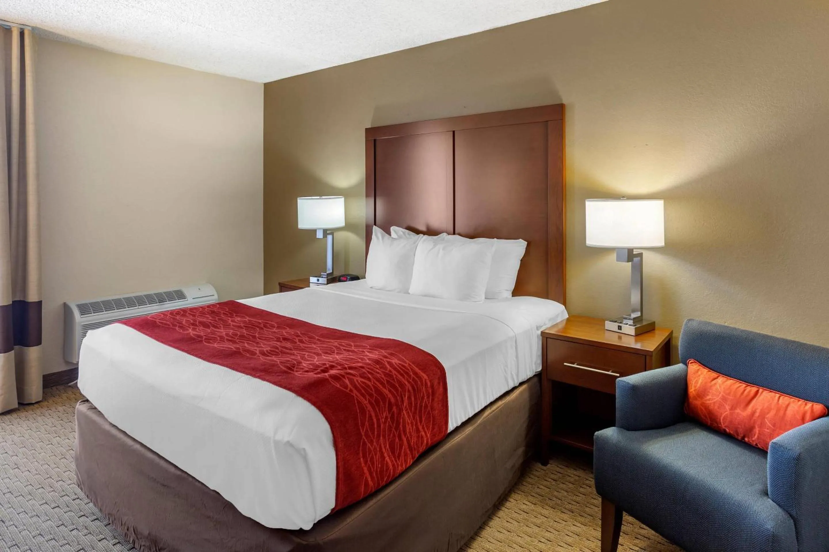 Bedroom, Bed in Comfort Inn & Suites Rochelle - DeKalb