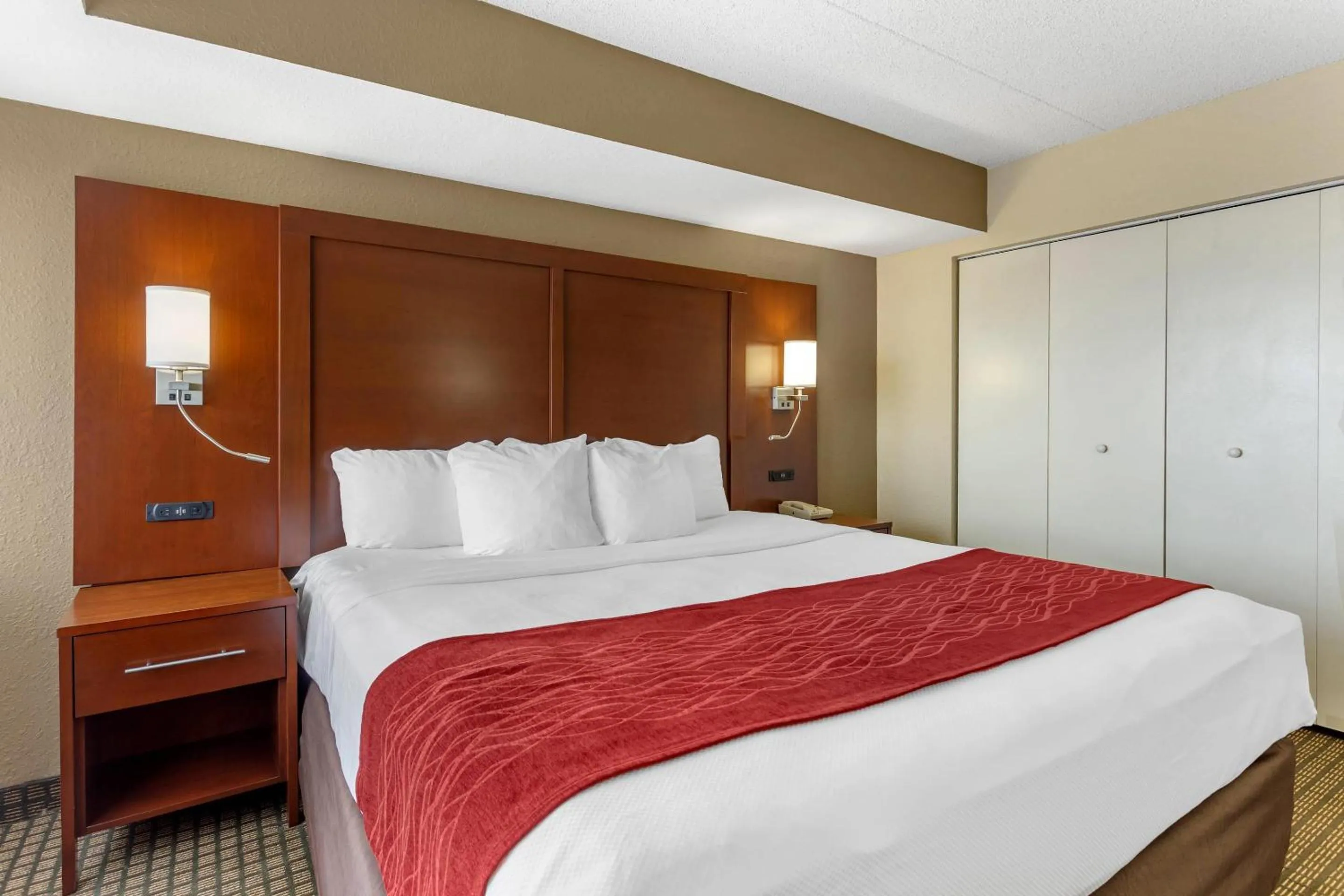 Bedroom, Bed in Comfort Inn & Suites Rochelle - DeKalb