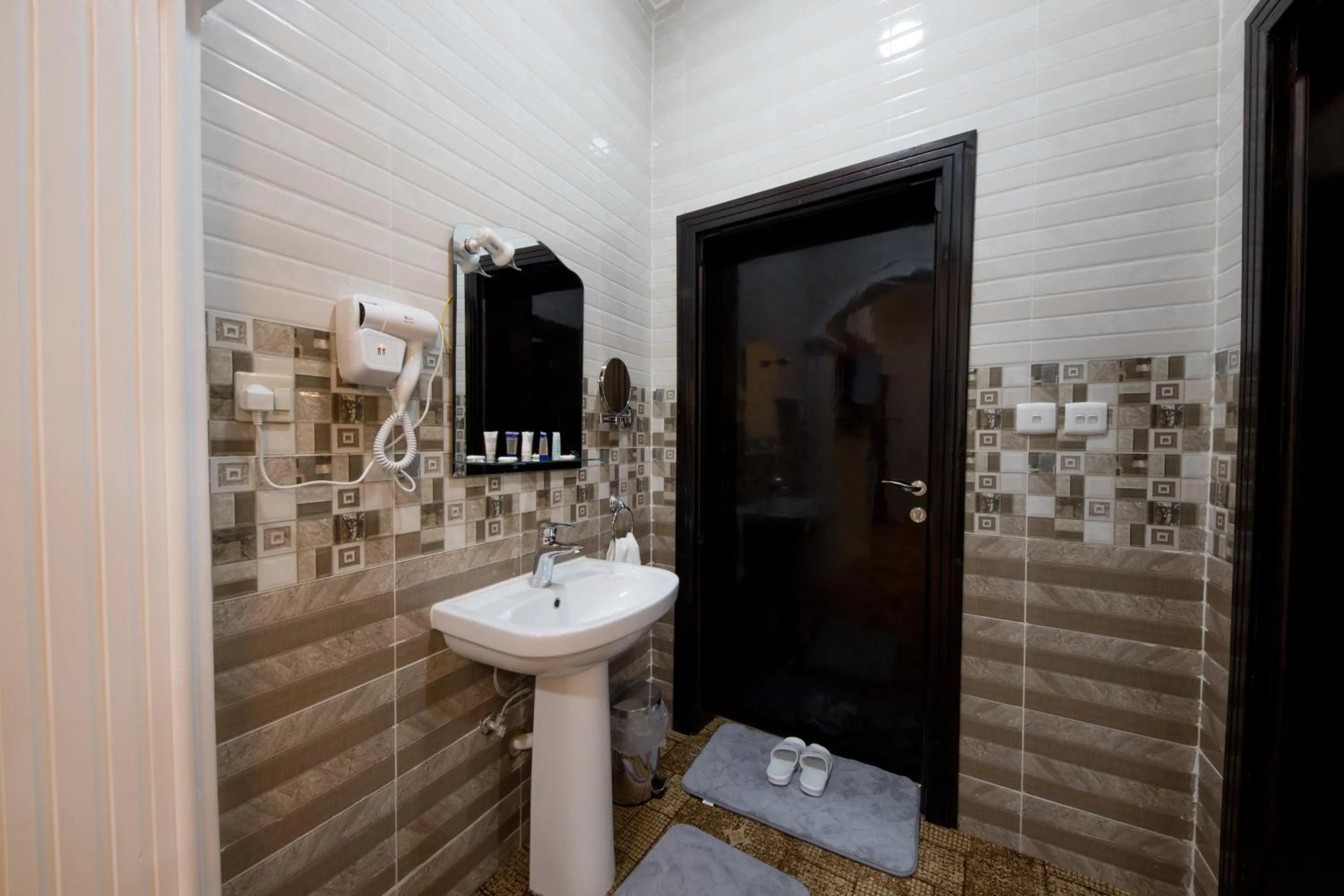 Shower in شاطئ الياسمين للشقق الفندقية