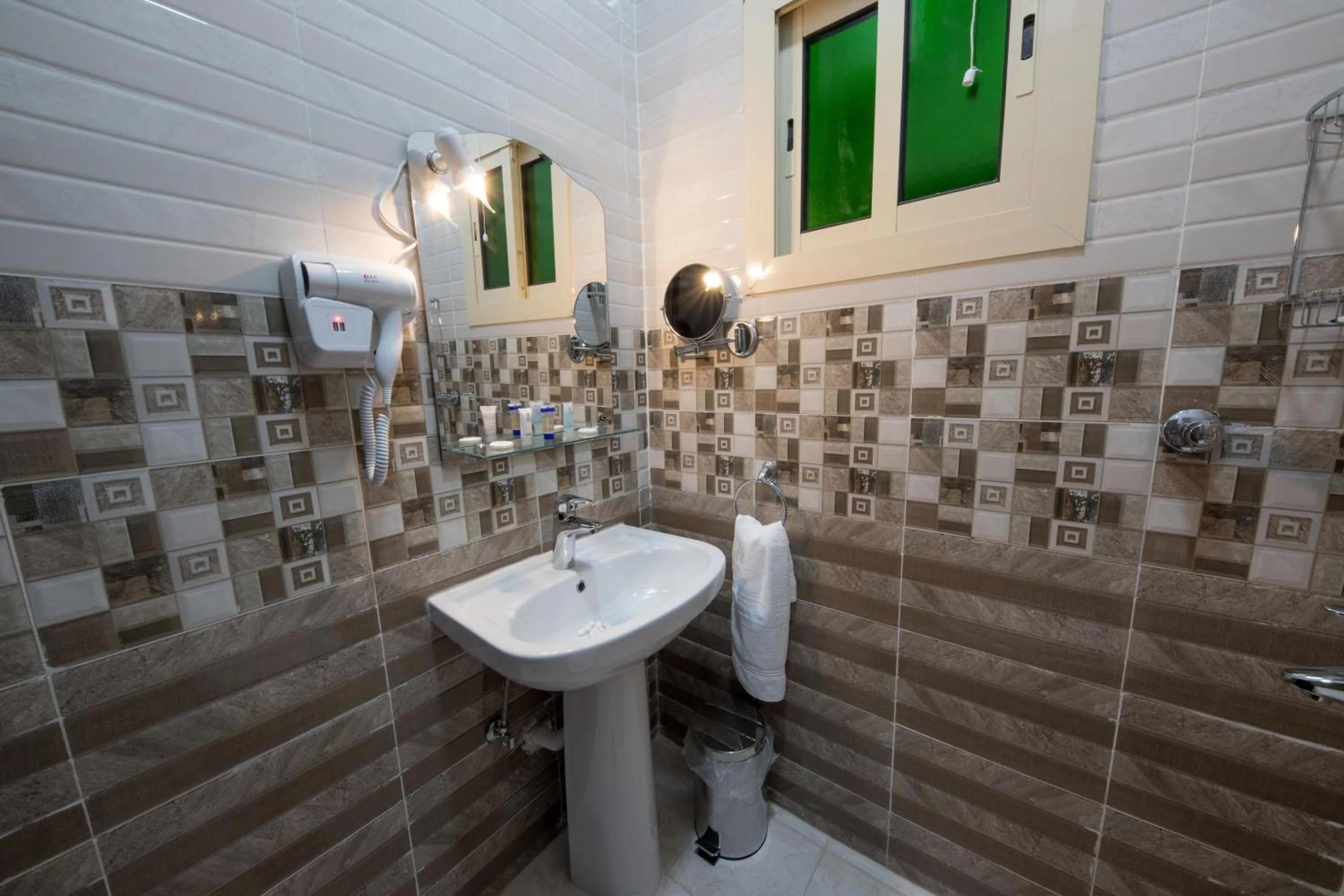 Shower in شاطئ الياسمين للشقق الفندقية