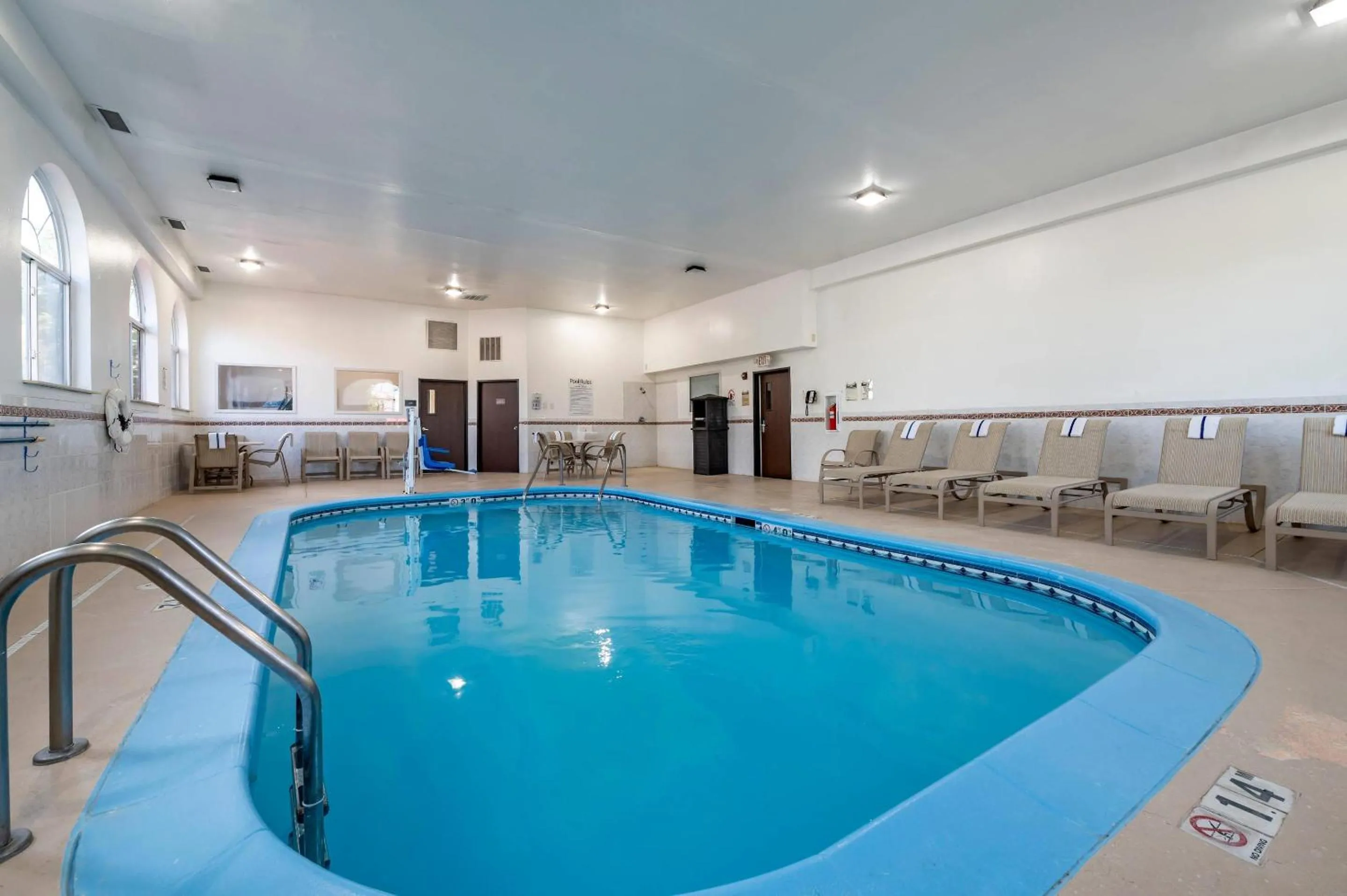 Swimming pool in Comfort Inn Romeoville - Bolingbrook