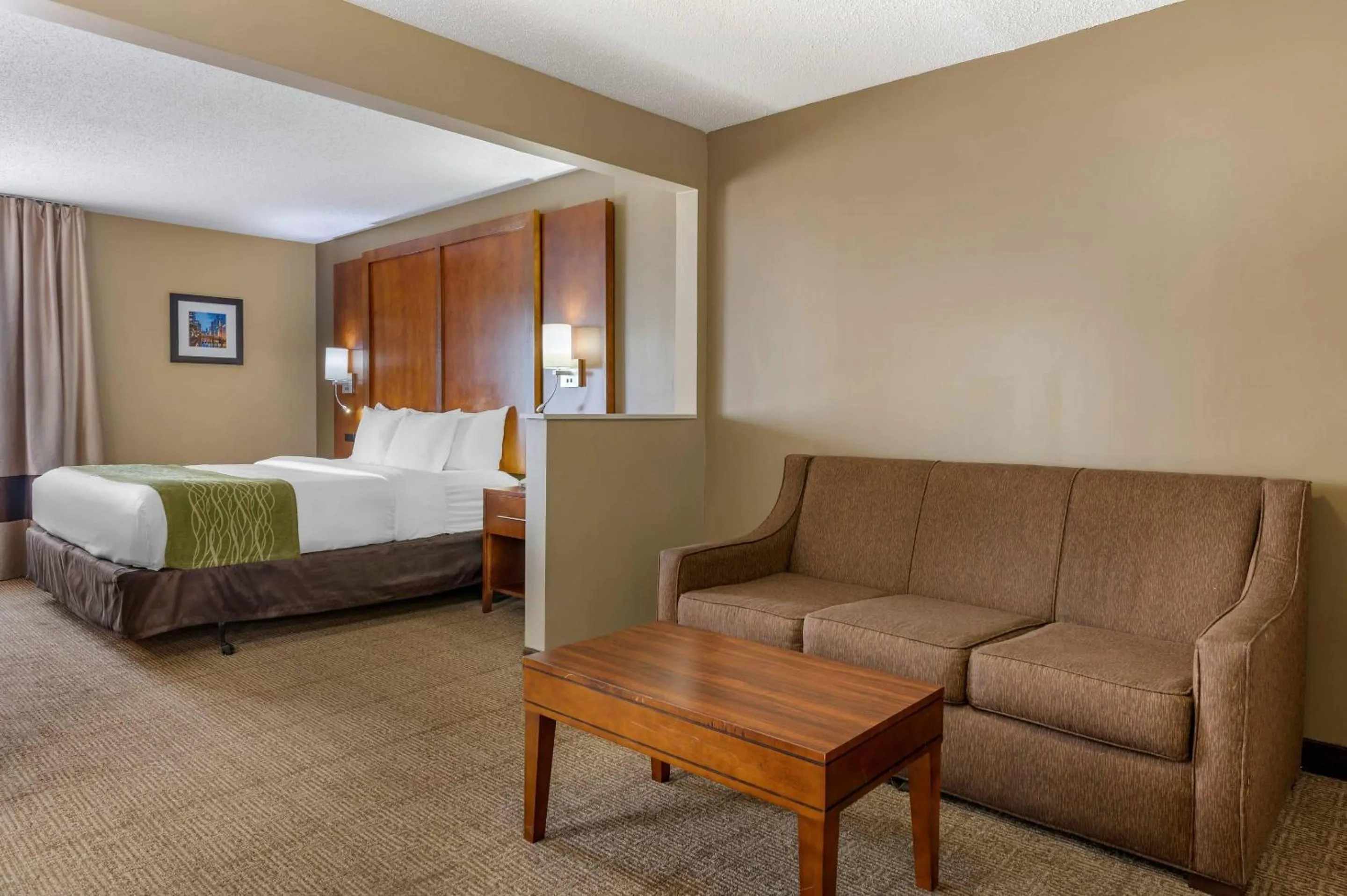 Bedroom, Bed in Comfort Inn Romeoville - Bolingbrook