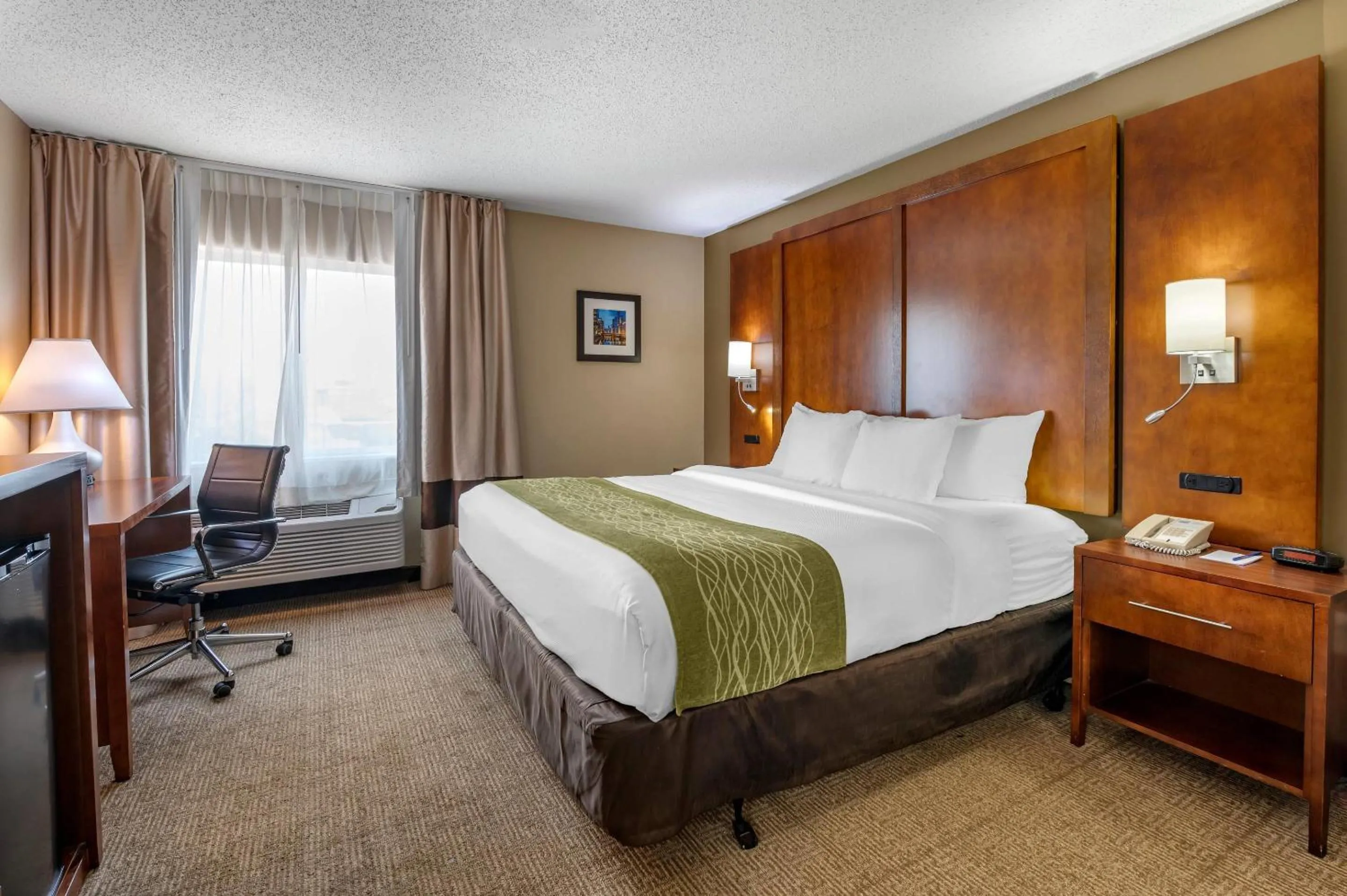Bedroom, Bed in Comfort Inn Romeoville - Bolingbrook