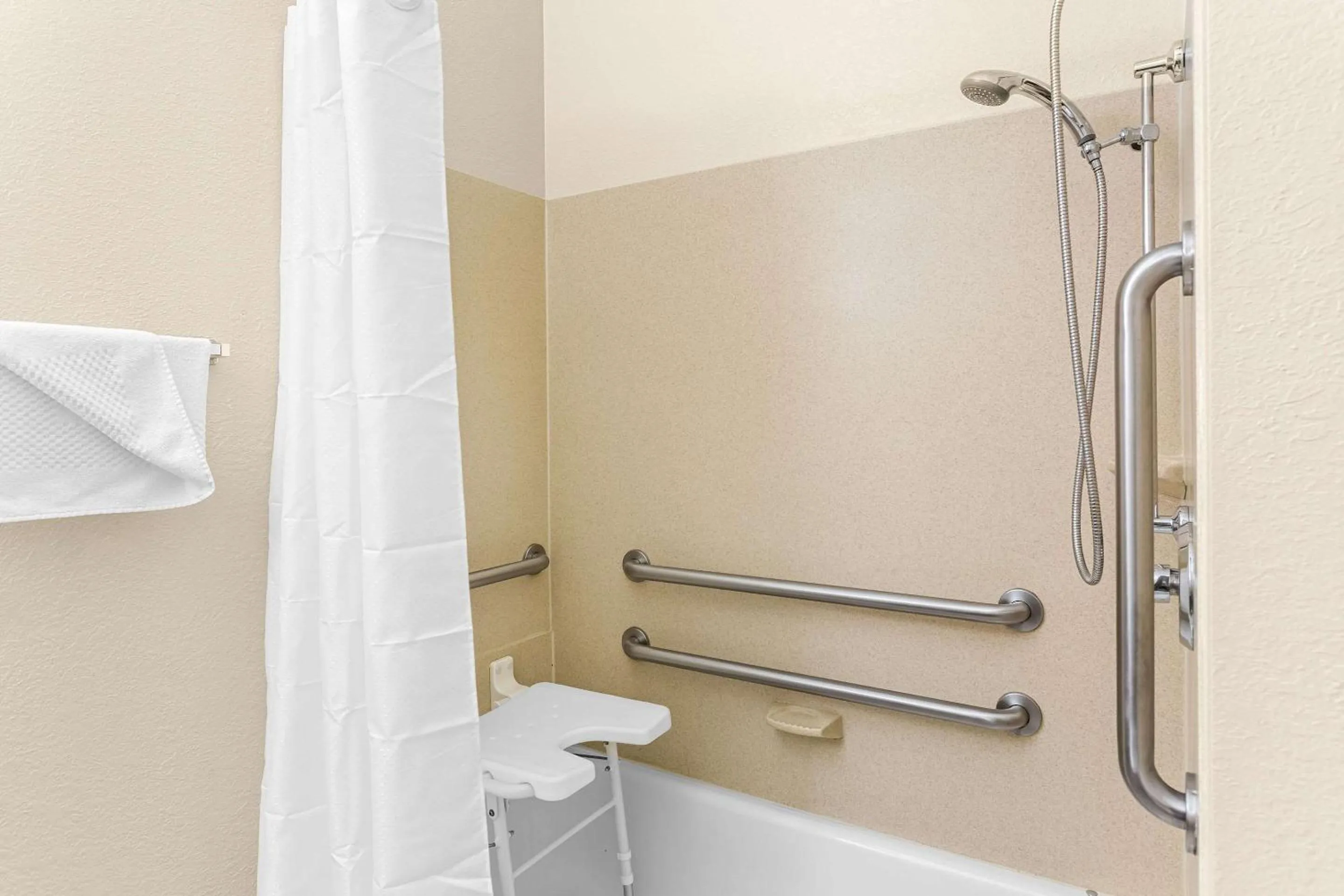 Bedroom in Comfort Suites Grayslake near Libertyville North