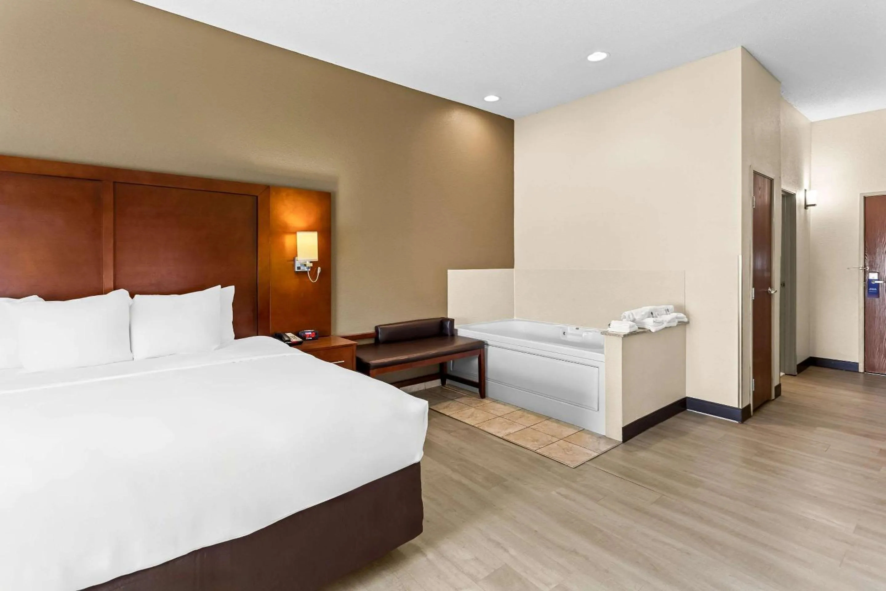 Bedroom, Bed in Comfort Suites Grayslake near Libertyville North