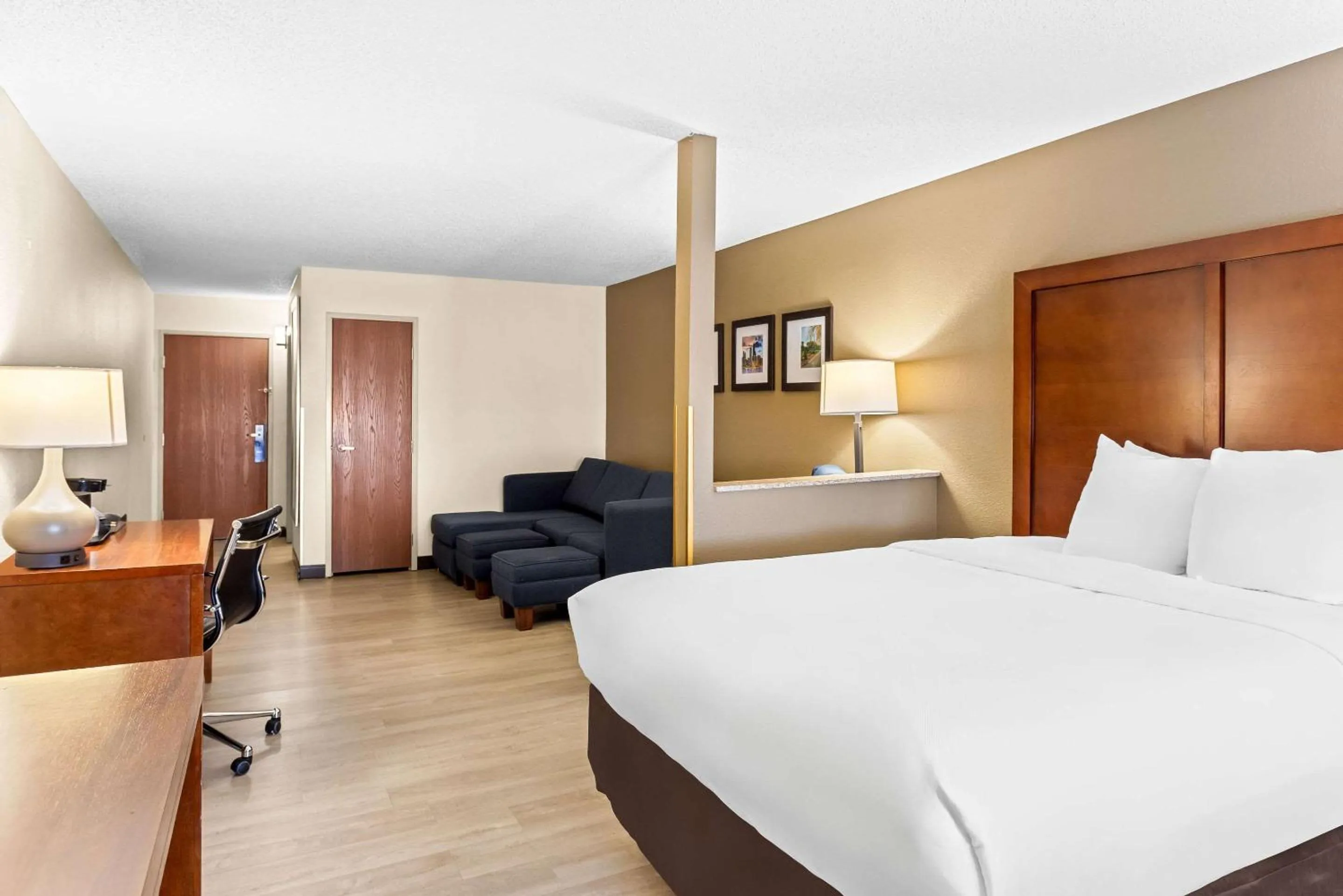 Bedroom, Bed in Comfort Suites Grayslake near Libertyville North