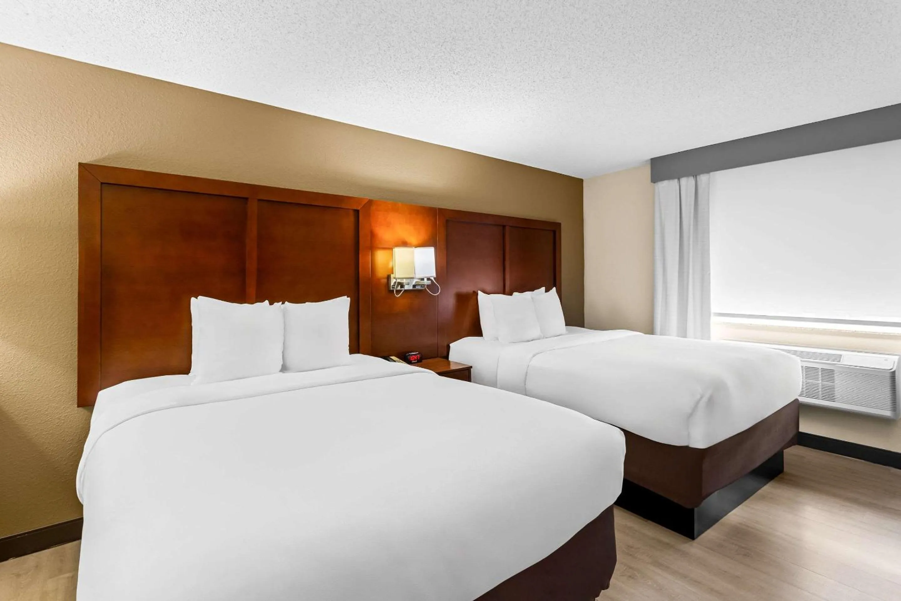 Bedroom, Bed in Comfort Suites Grayslake near Libertyville North