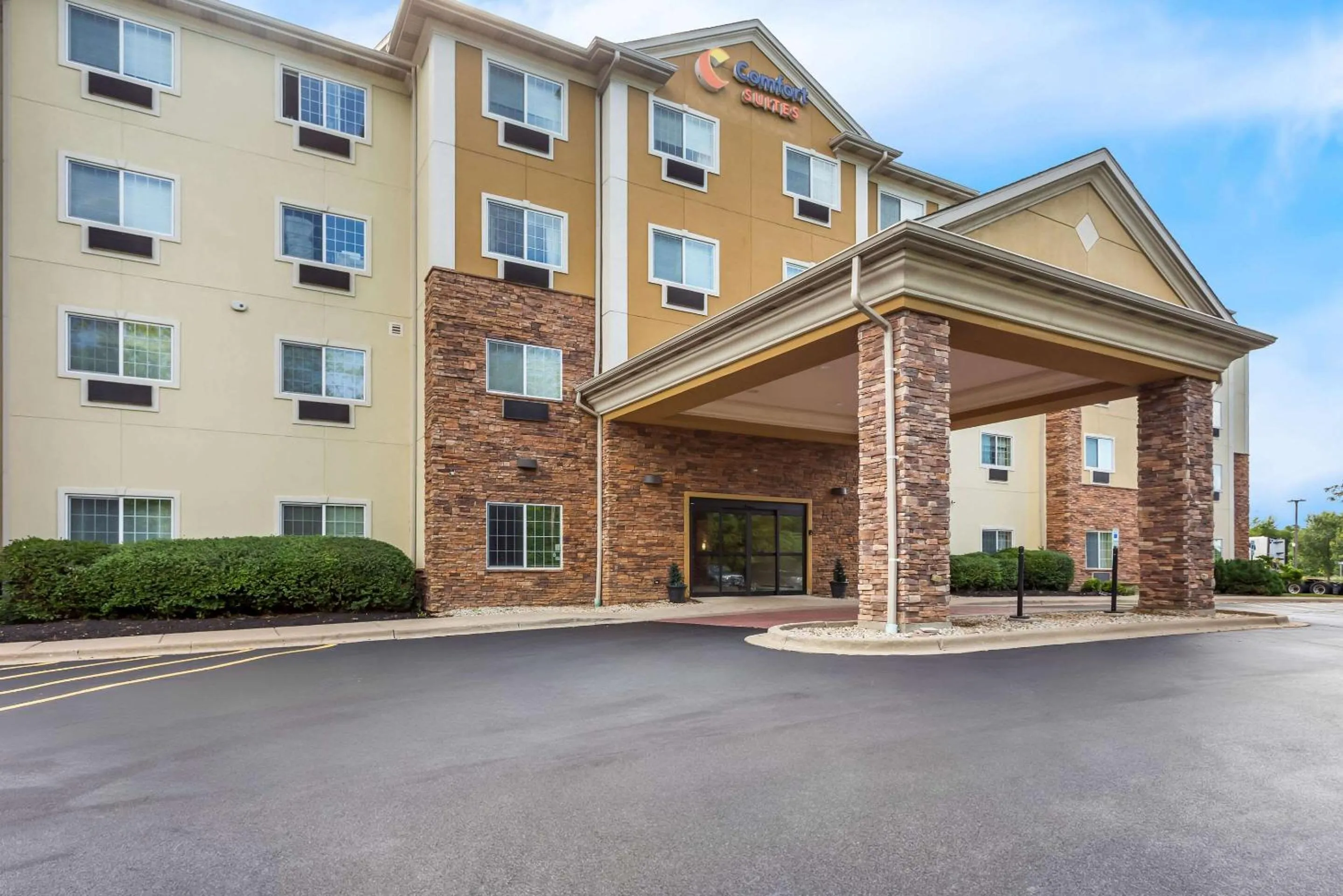 Property building in Comfort Suites Grayslake near Libertyville North