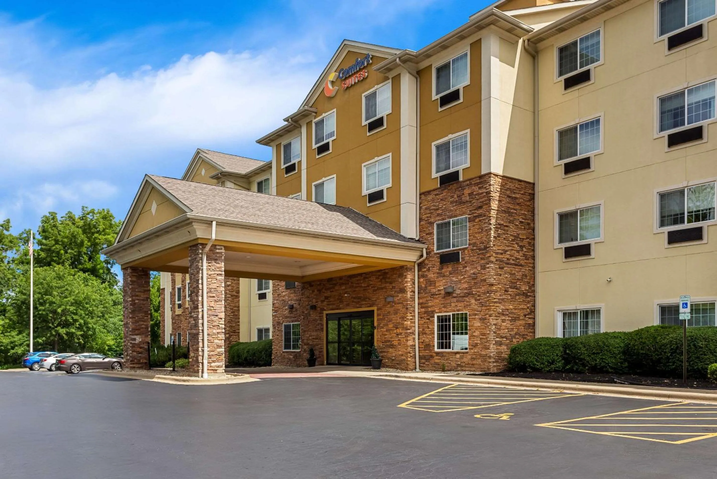 Property building in Comfort Suites Grayslake near Libertyville North