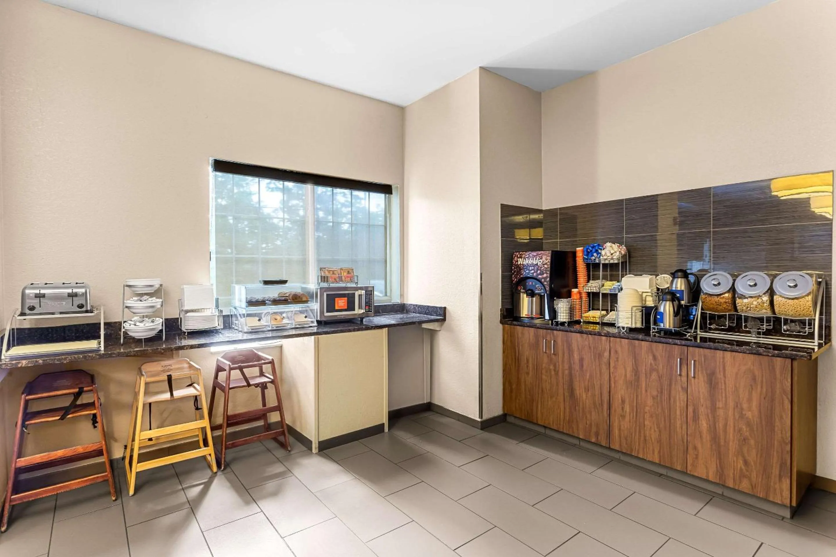 Breakfast in Comfort Suites Grayslake near Libertyville North