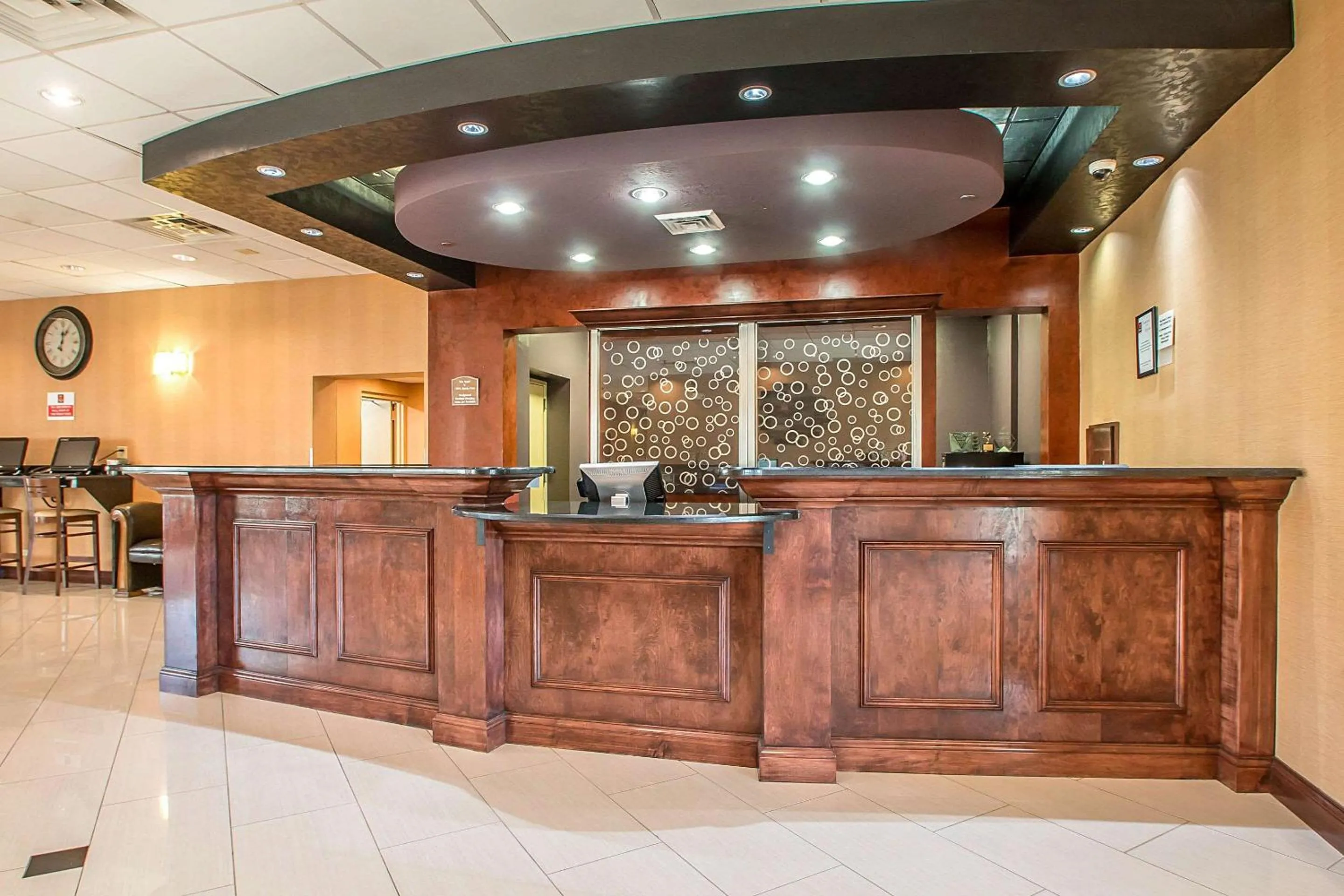 Lobby or reception in Clarion Inn Elmhurst - Oak Brook near I-88, I-290, I-294