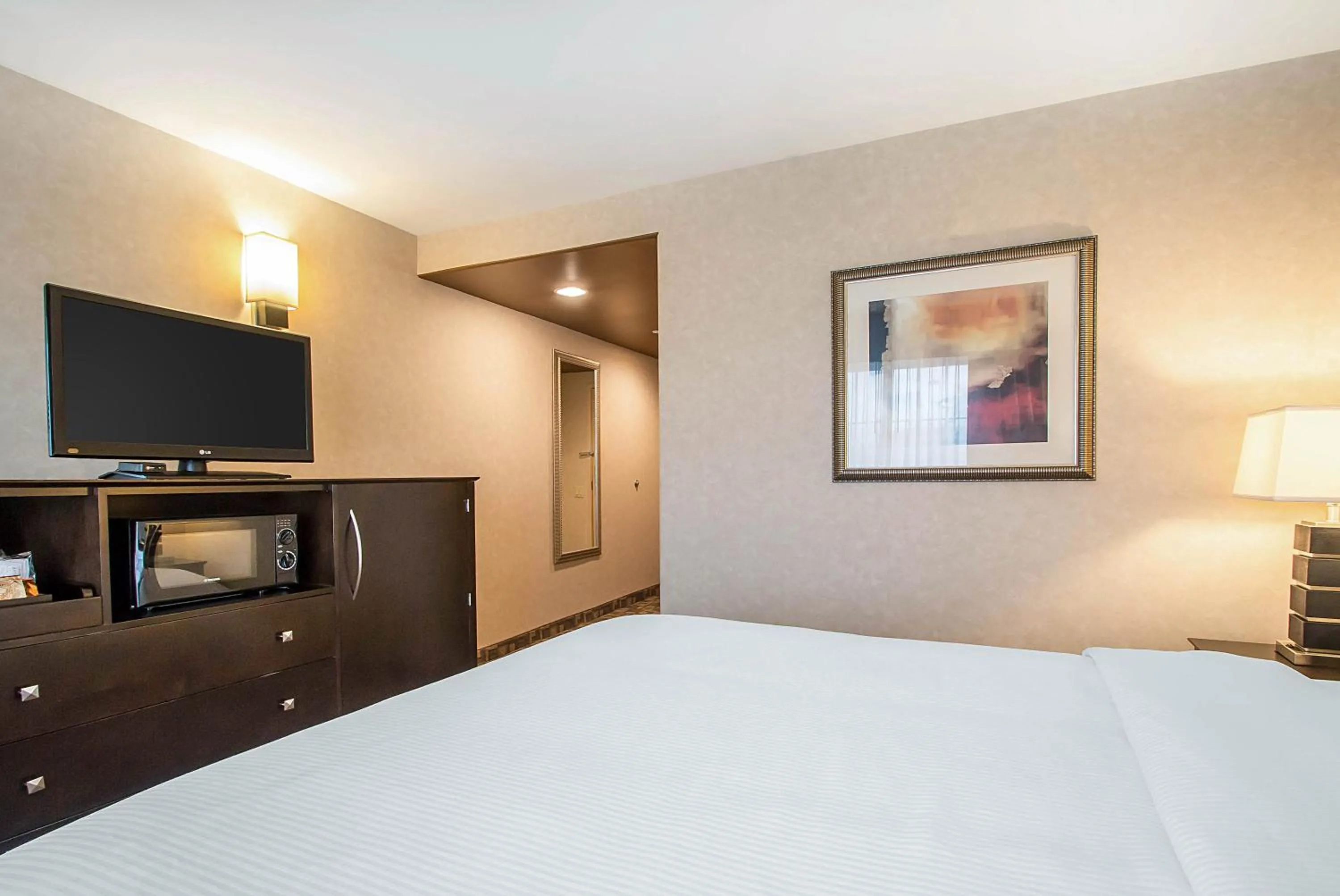 Communal lounge/ TV room, Bed in Clarion Inn Elmhurst - Oak Brook near I-88, I-290, I-294