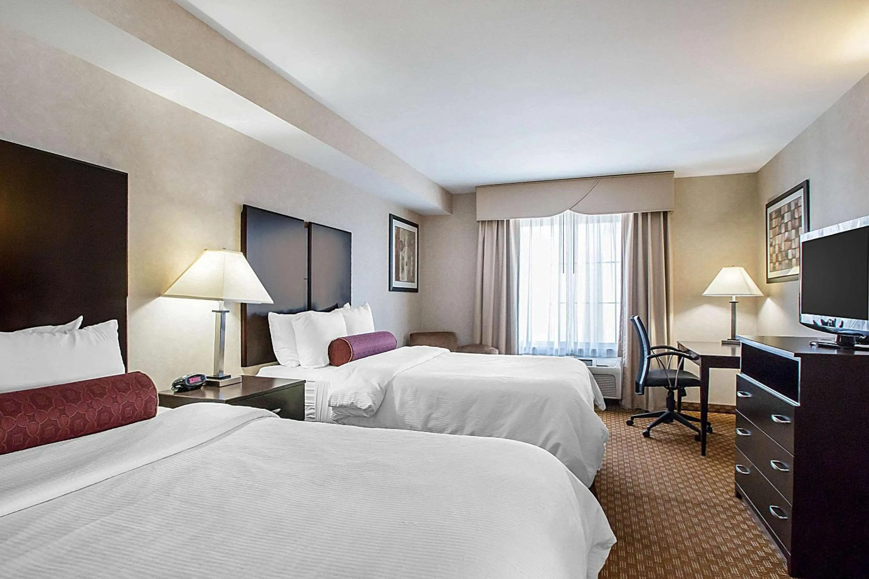 Bedroom, Bed in Clarion Inn Elmhurst - Oak Brook near I-88, I-290, I-294