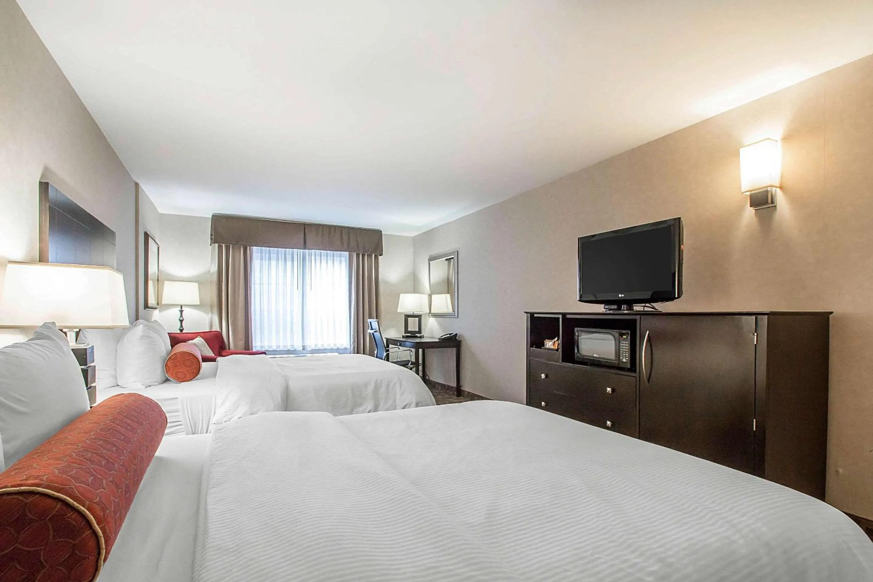 Bedroom, Bed in Clarion Inn Elmhurst - Oak Brook near I-88, I-290, I-294