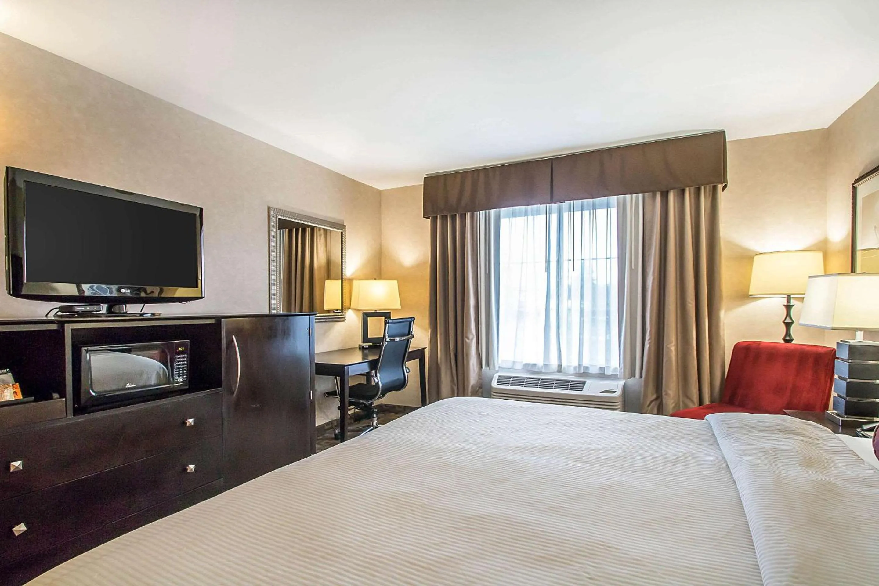 Bedroom, Bed in Clarion Inn Elmhurst - Oak Brook near I-88, I-290, I-294