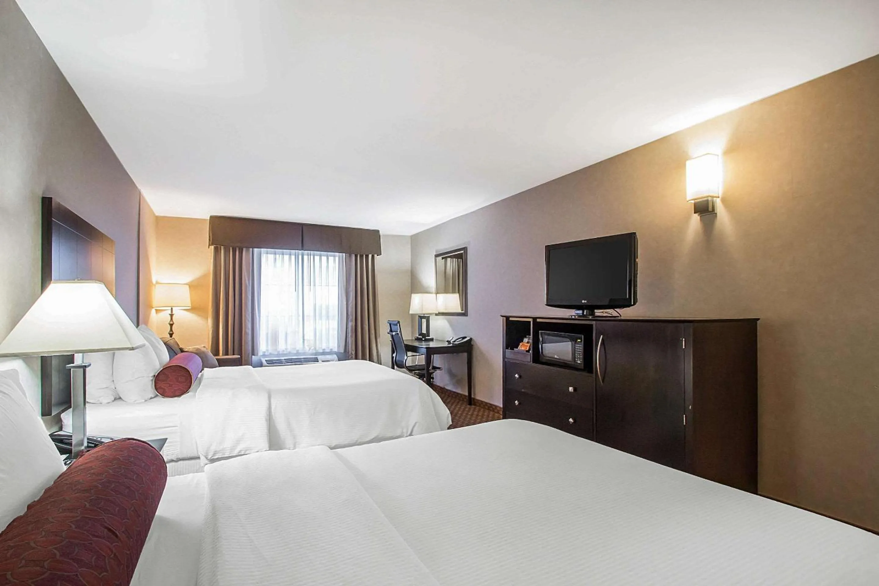 Bedroom, Bed in Clarion Inn Elmhurst - Oak Brook near I-88, I-290, I-294