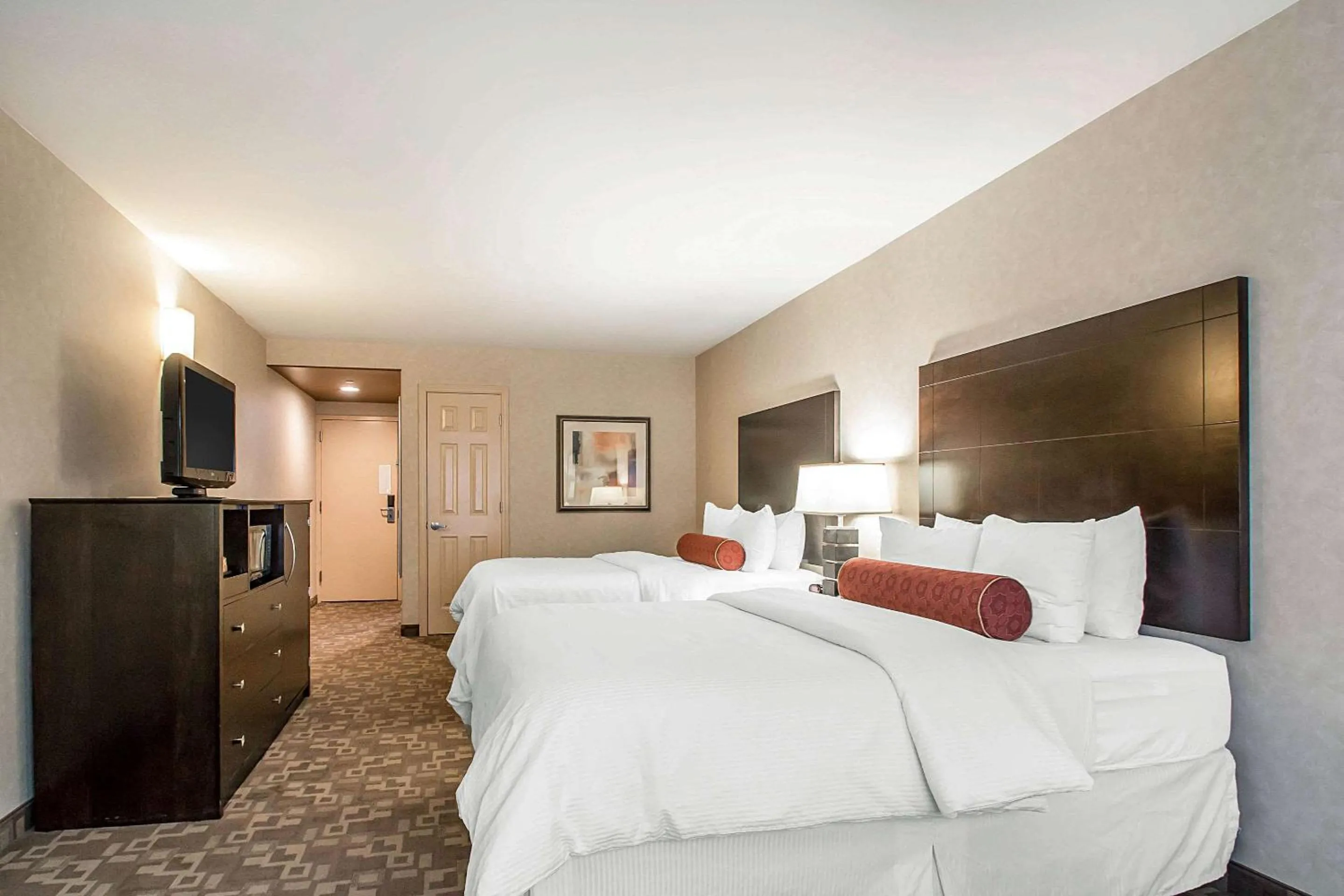 Photo of the whole room, Bed in Clarion Inn Elmhurst - Oak Brook near I-88, I-290, I-294