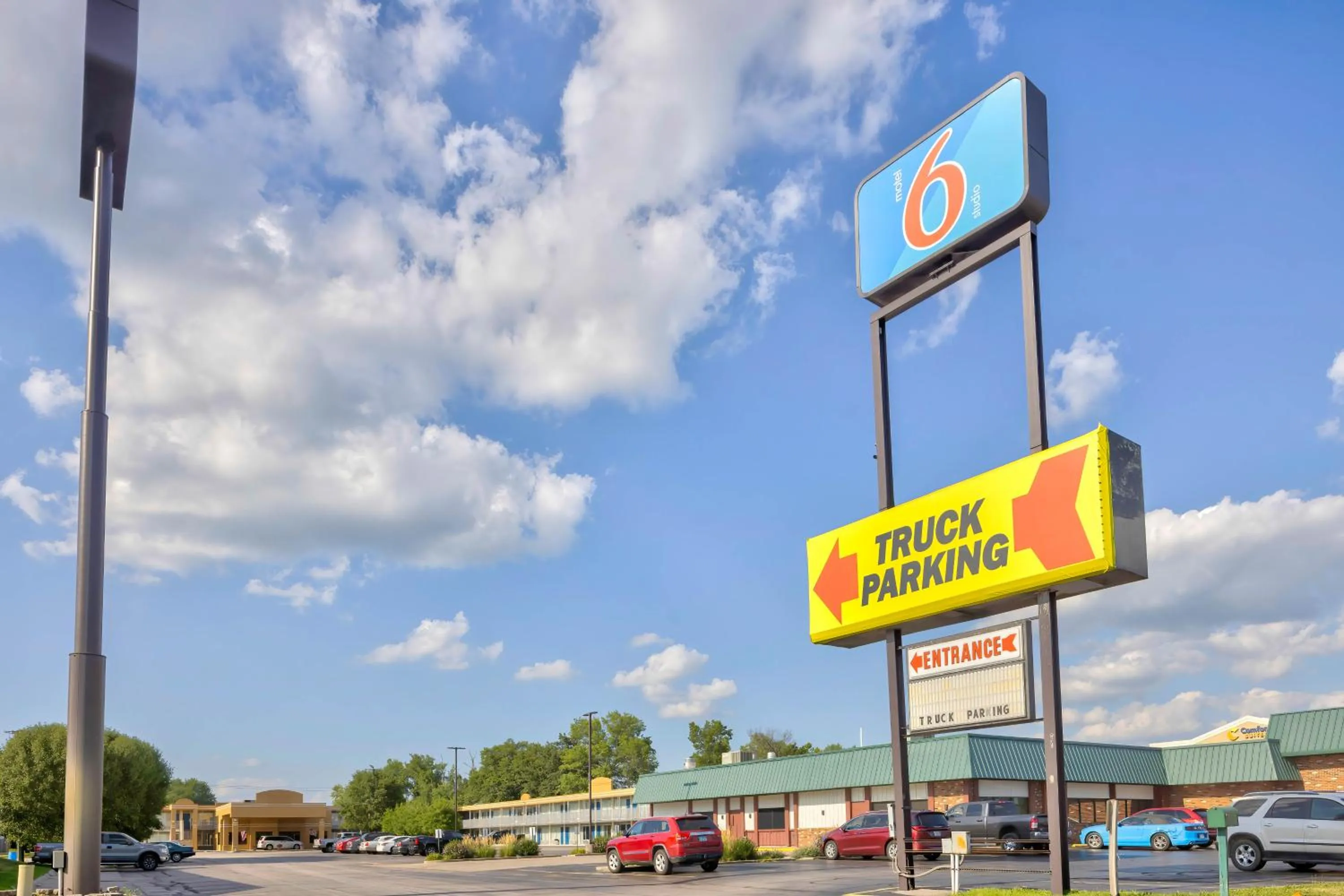 Property building in Motel 6 Effingham, IL