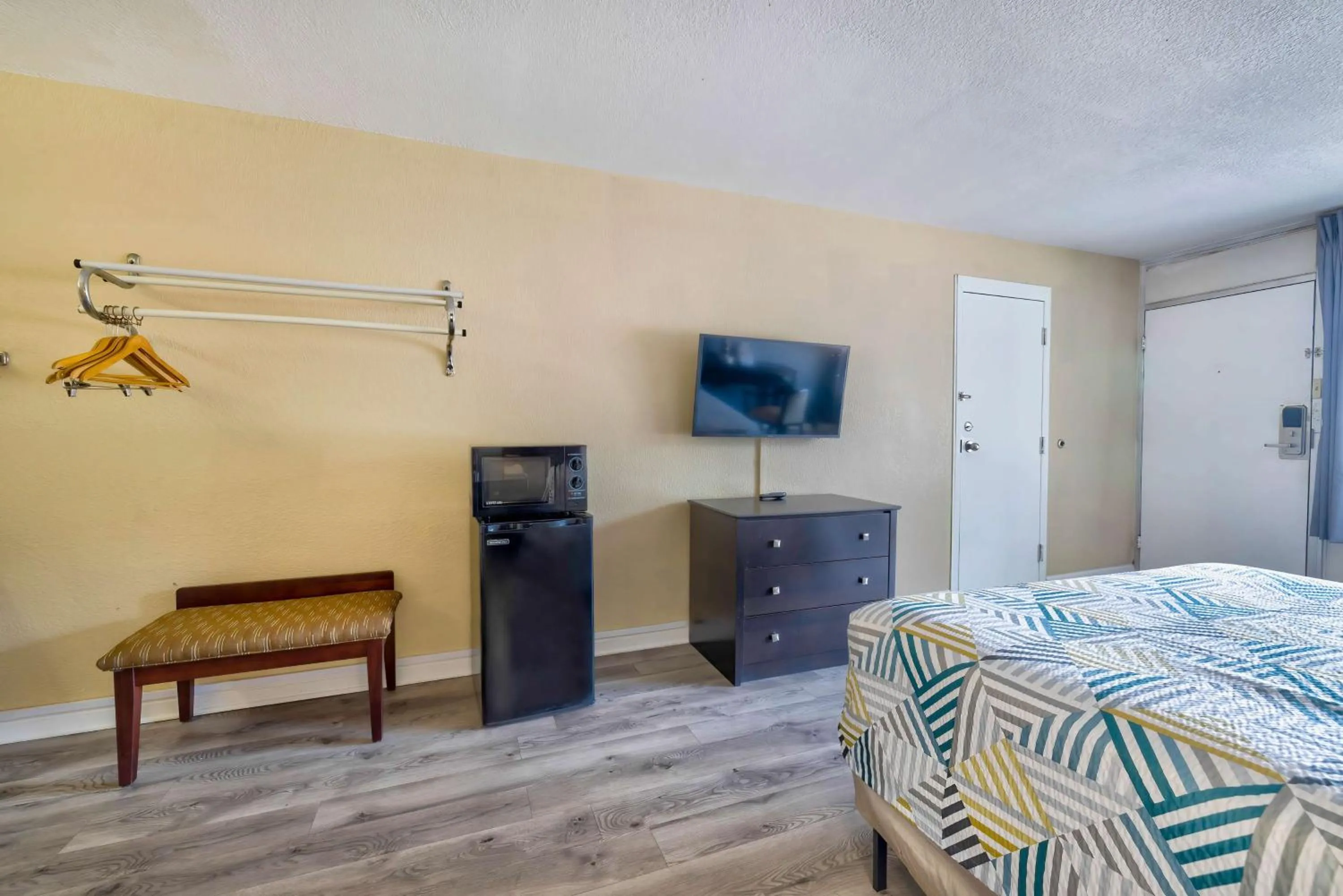 TV and multimedia, Bed in Motel 6 Effingham, IL