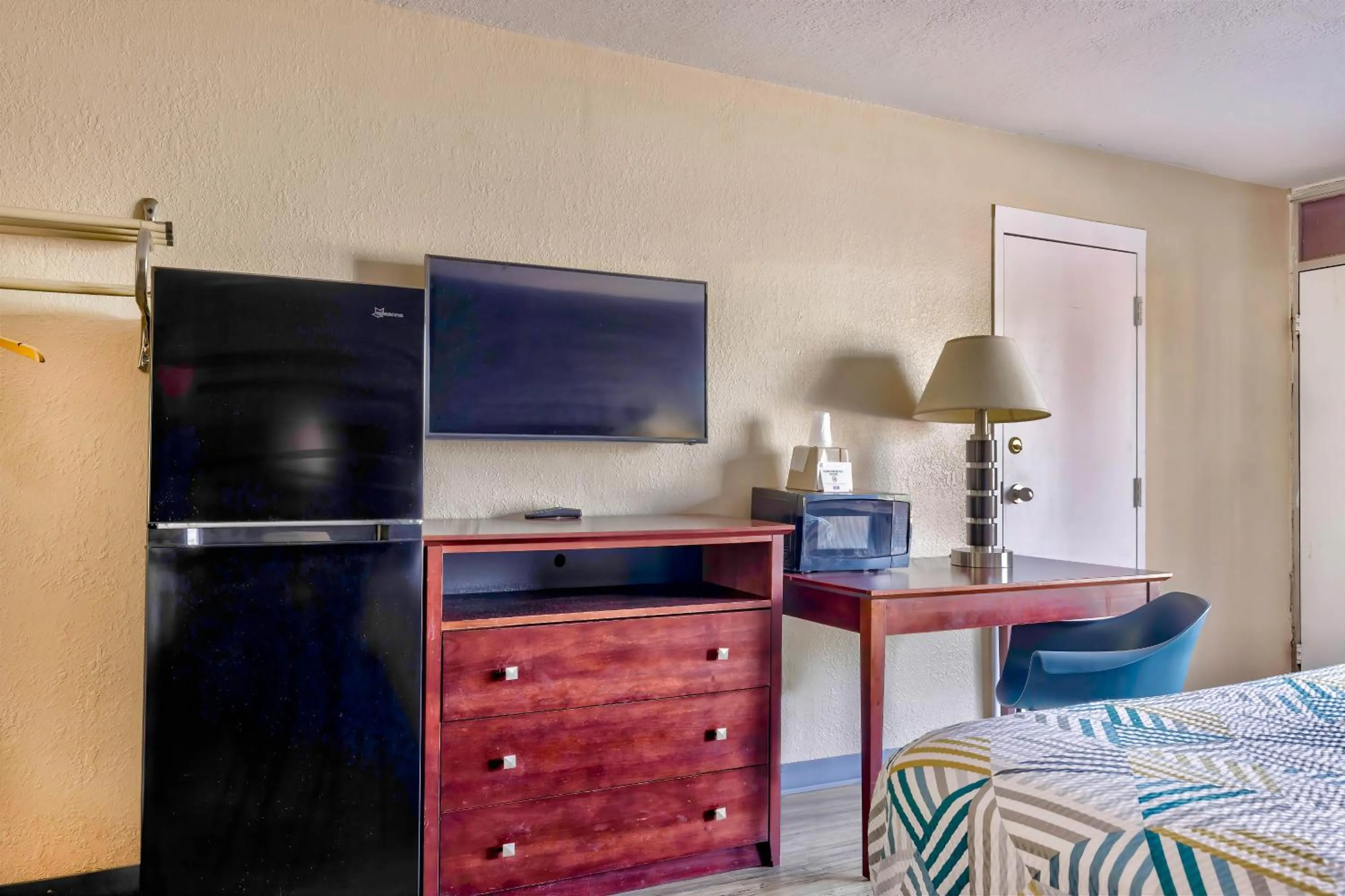 TV and multimedia, Bed in Motel 6 Effingham, IL