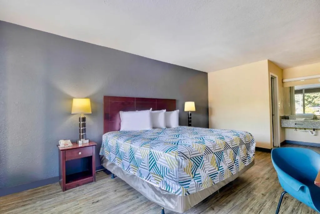 Bedroom, Bed in Motel 6 Effingham, IL