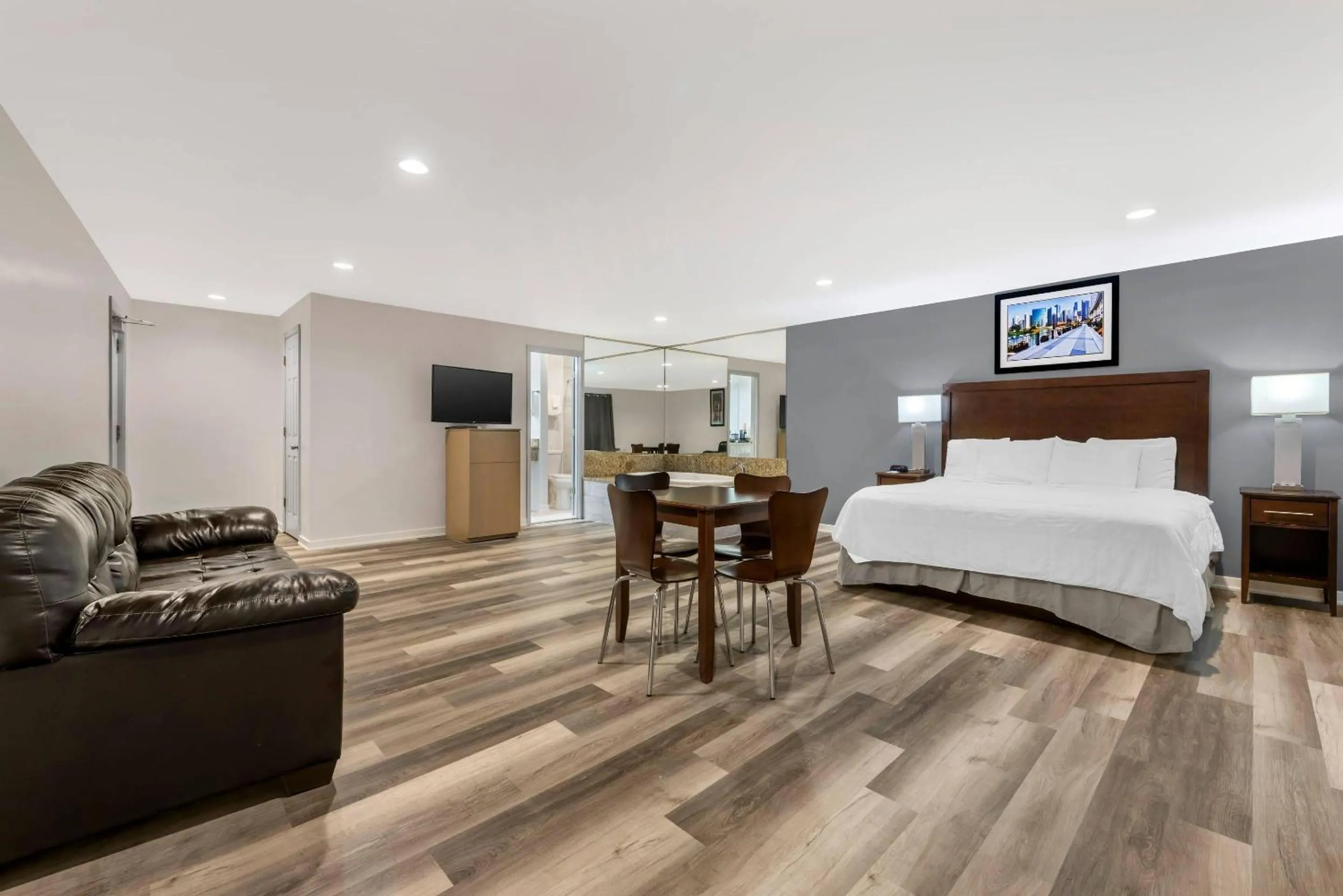 Bedroom, Bed in Rodeway Inn Lyons - La Grange