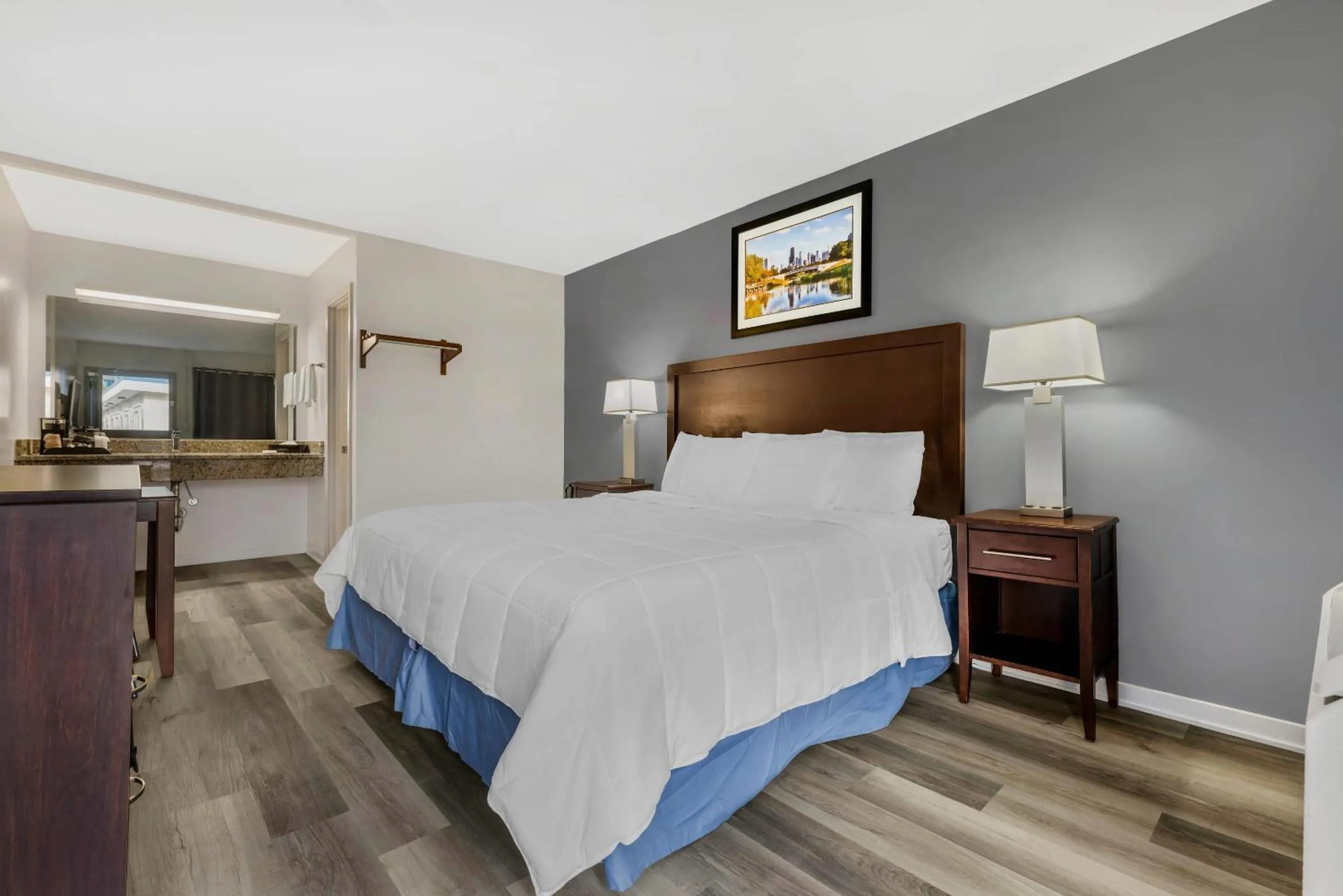 Bedroom, Bed in Rodeway Inn Lyons - La Grange