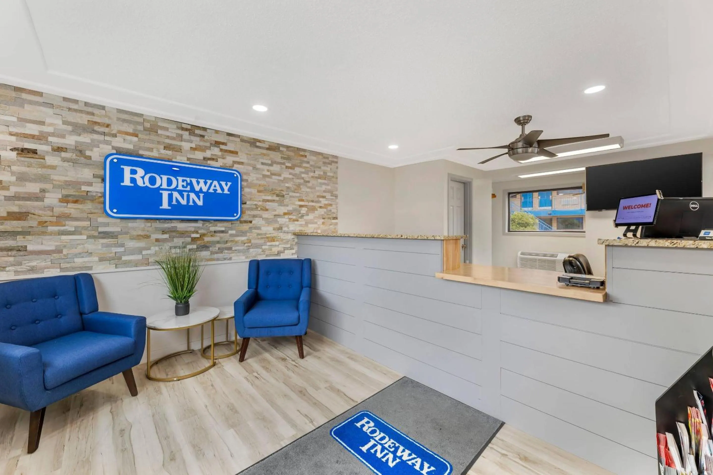 Lobby or reception in Rodeway Inn Lyons - La Grange