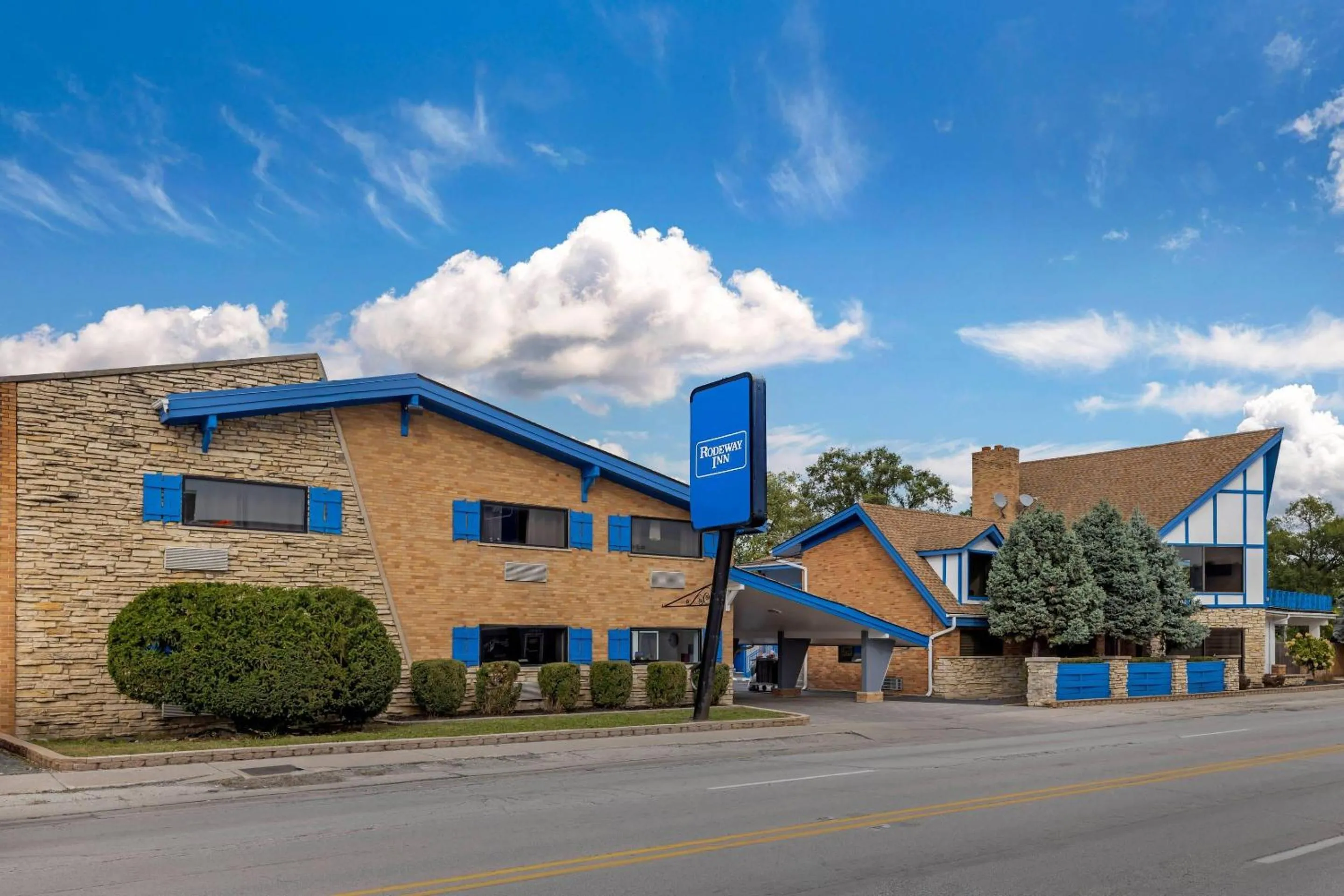 Property building in Rodeway Inn Lyons - La Grange