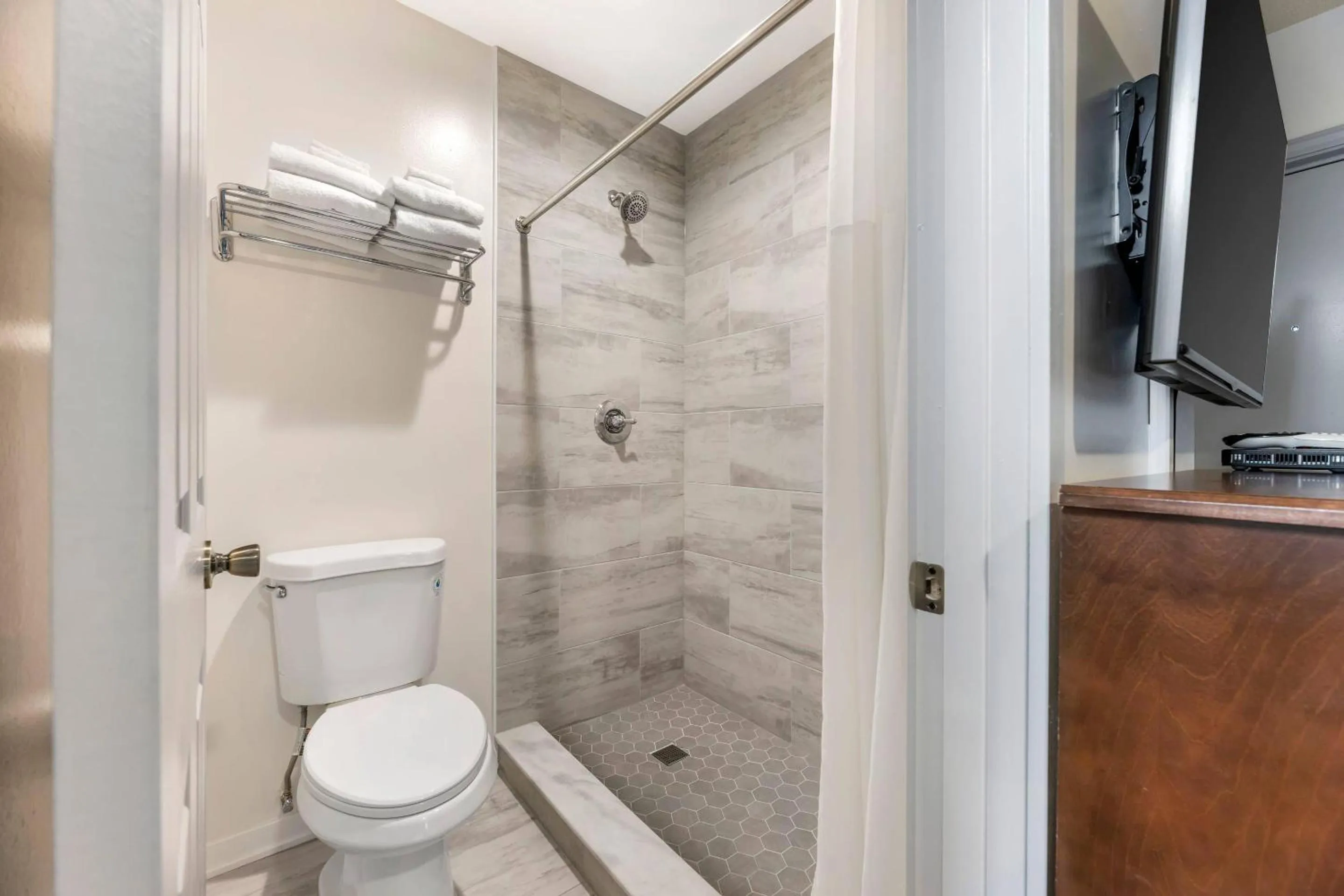 Bedroom in Rodeway Inn Lyons - La Grange