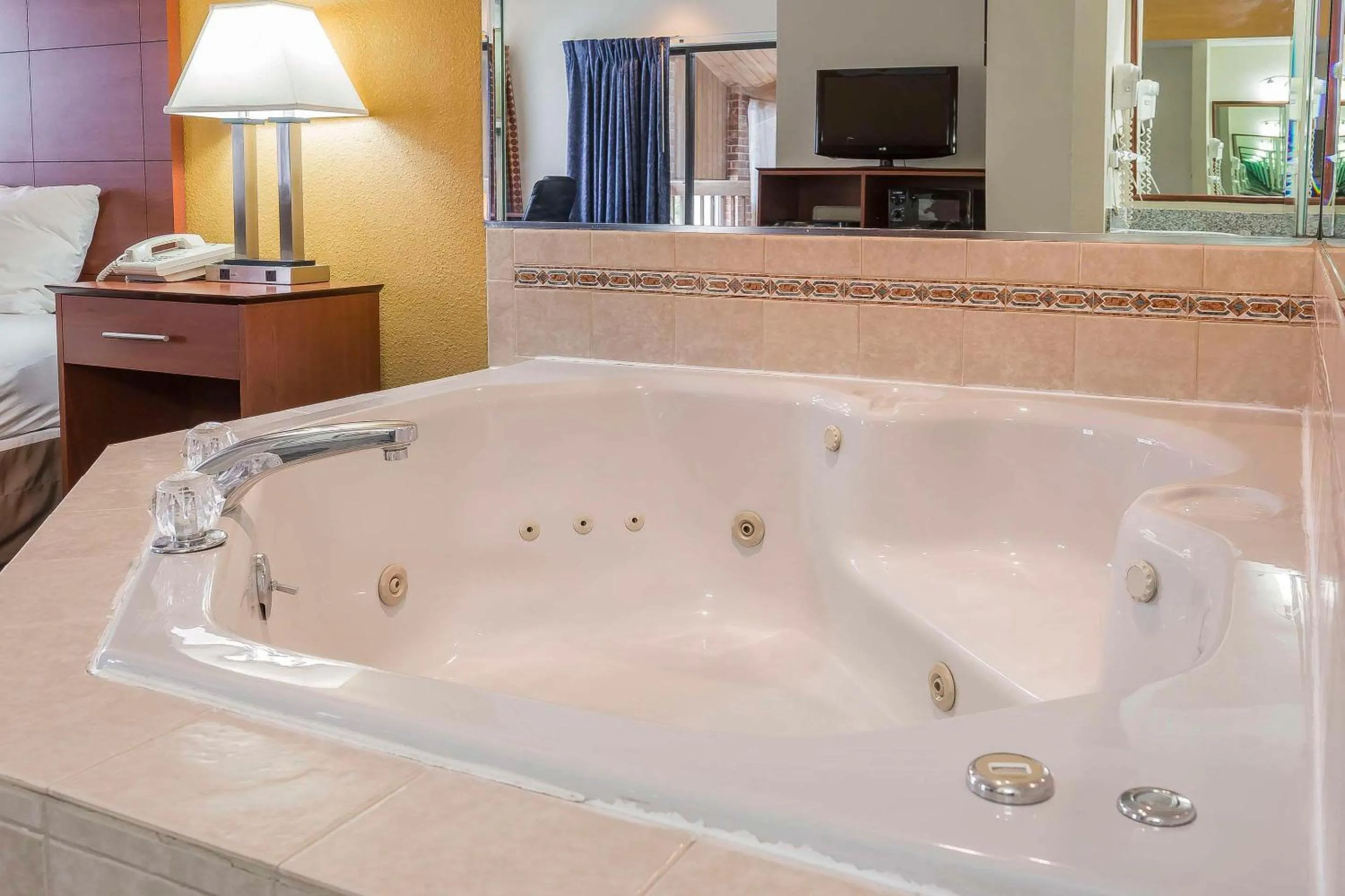 Bedroom in Quality Inn Sycamore - DeKalb