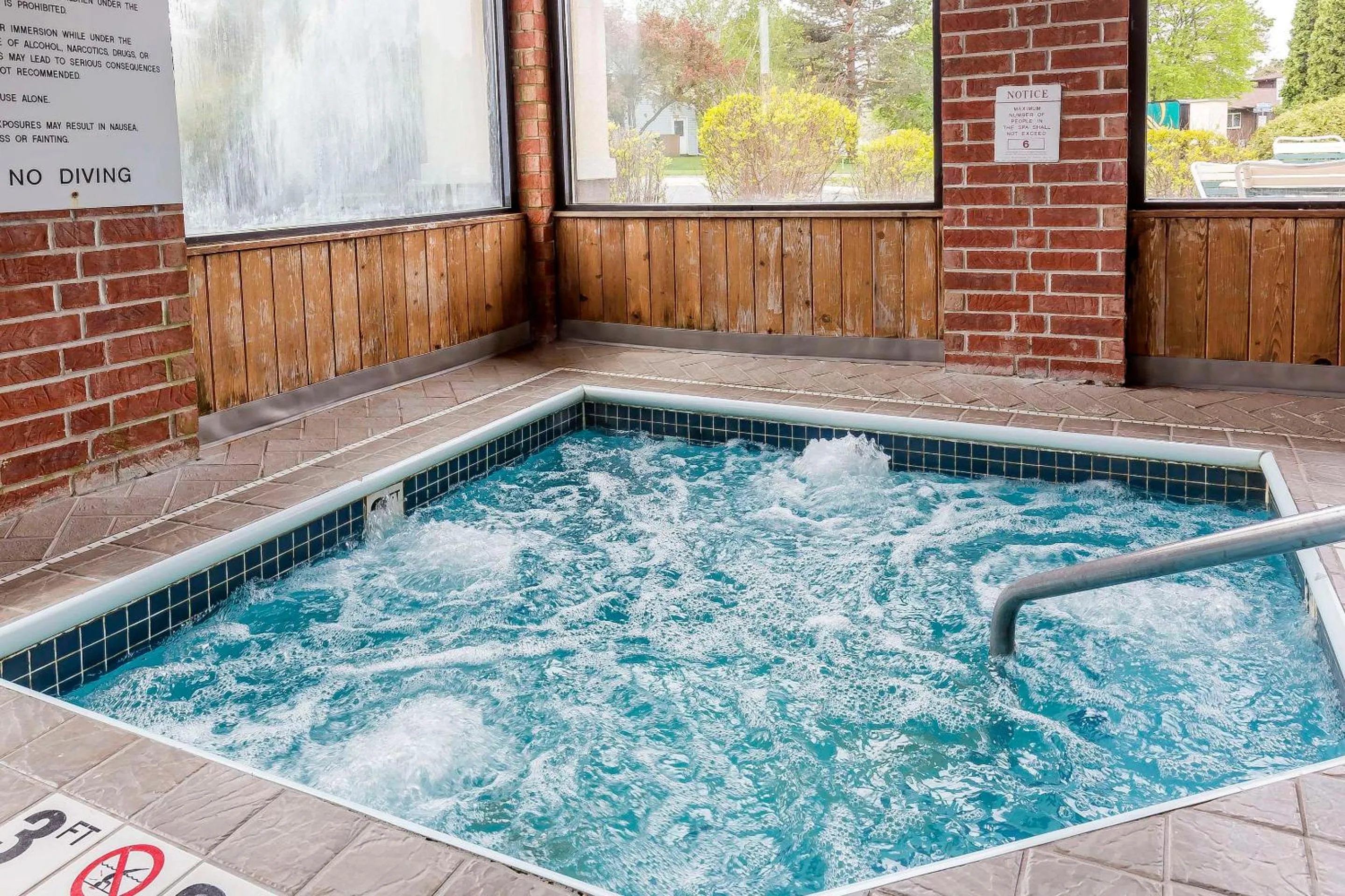 Swimming pool in Quality Inn Sycamore - DeKalb