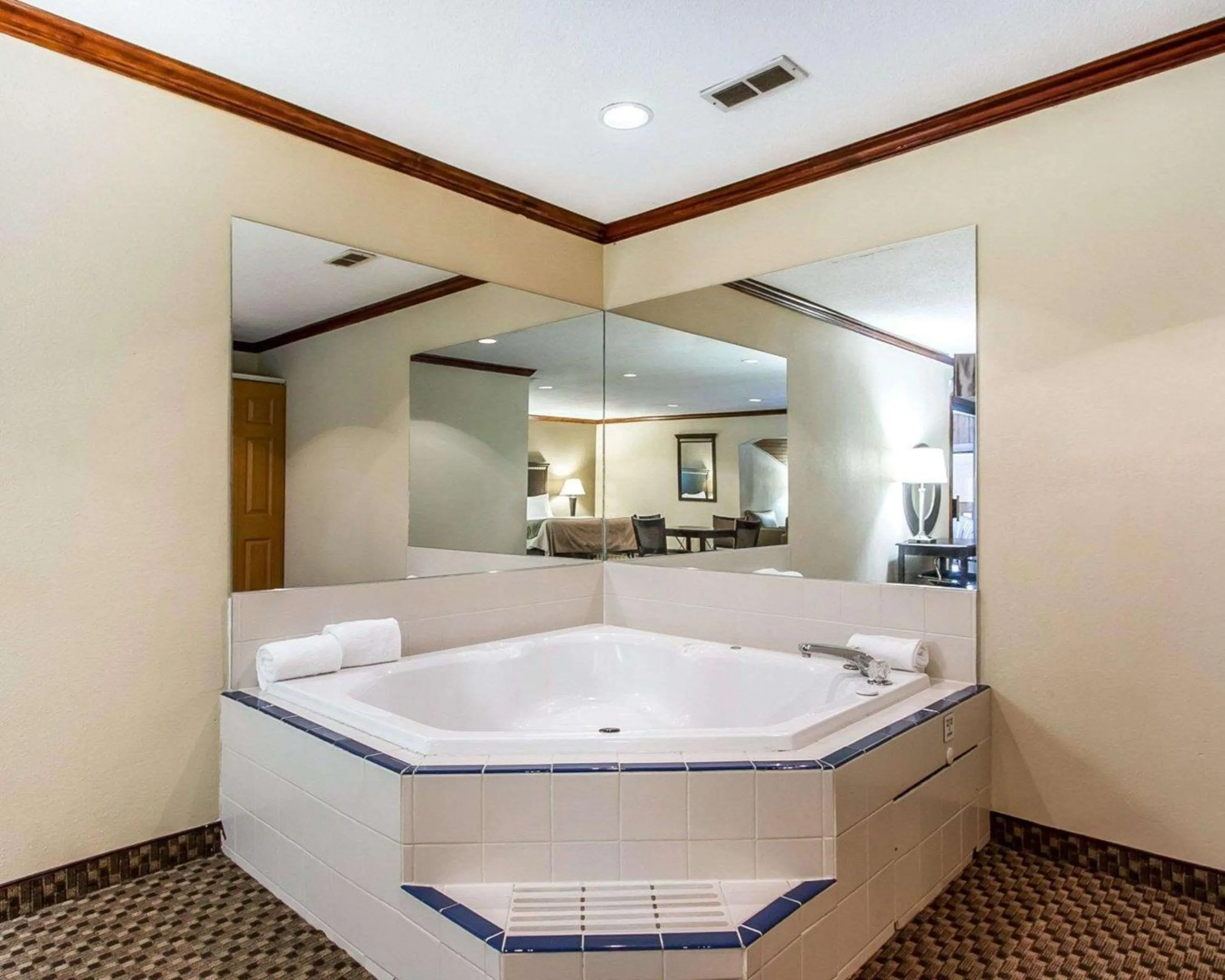 Photo of the whole room in Quality Inn Macomb near University Area