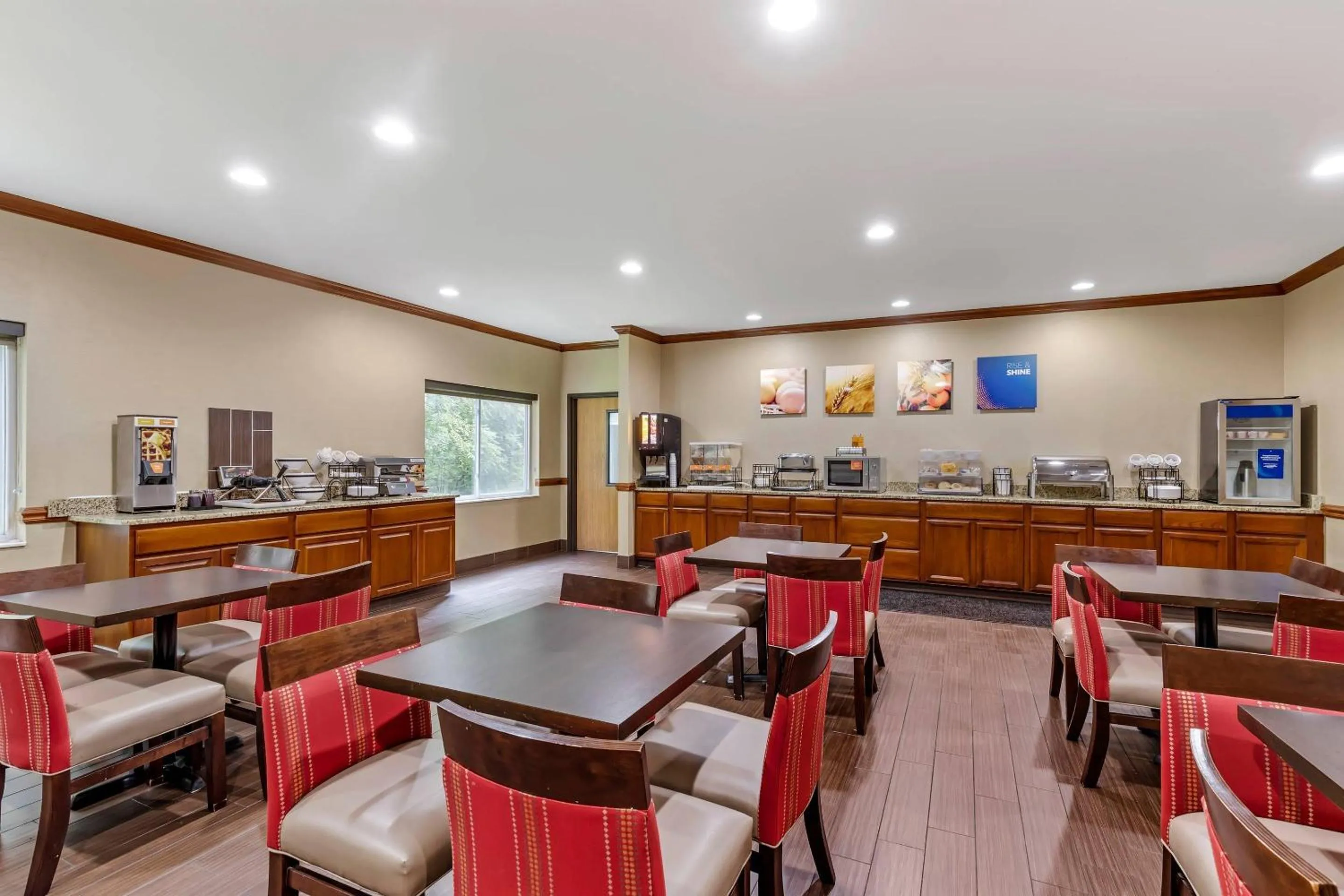 Breakfast in Comfort Inn & Suites East Moline near I-80