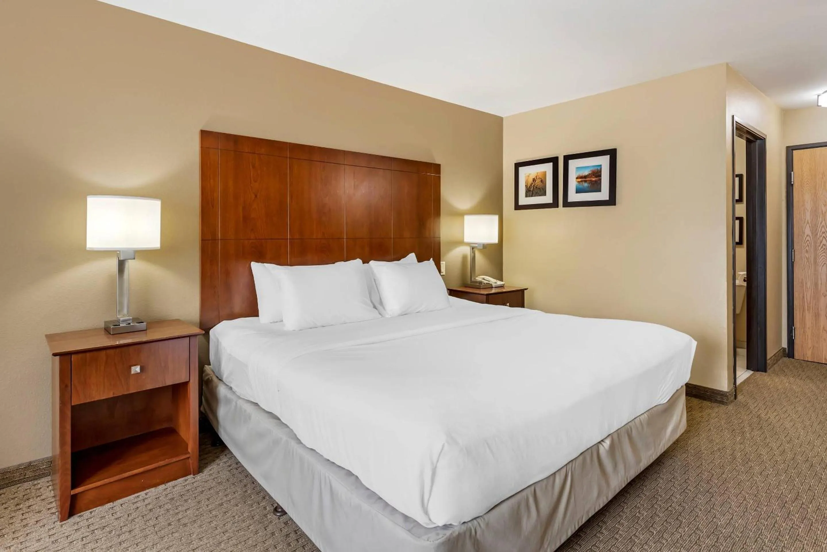 Bedroom, Bed in Comfort Inn & Suites East Moline near I-80