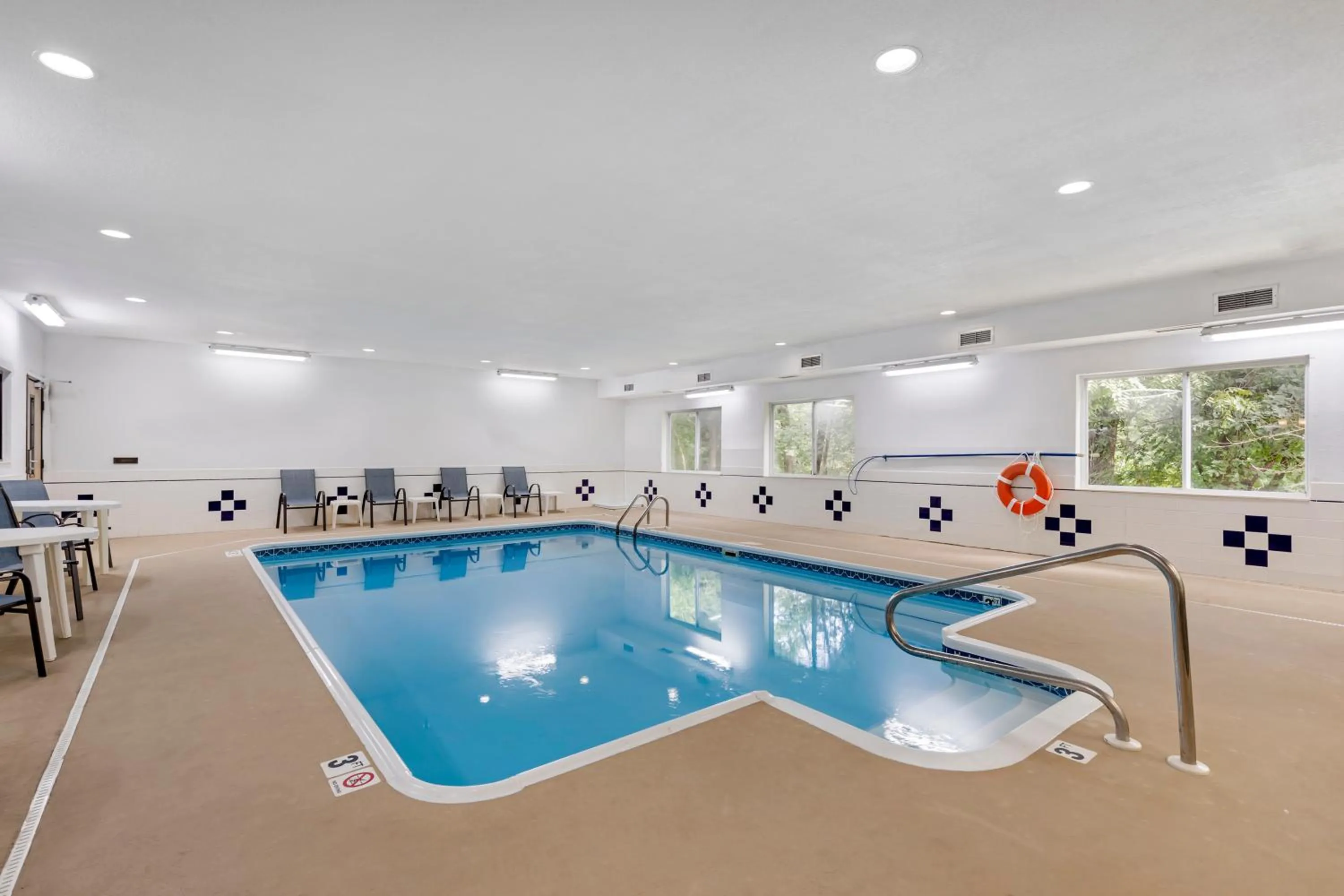 Swimming pool in Comfort Inn & Suites East Moline near I-80