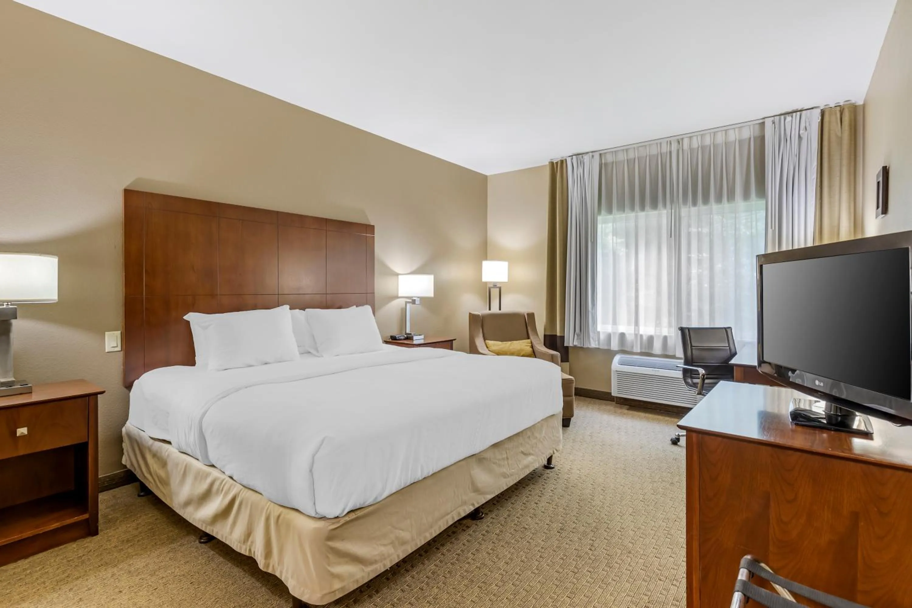 Bed in Comfort Inn & Suites East Moline near I-80