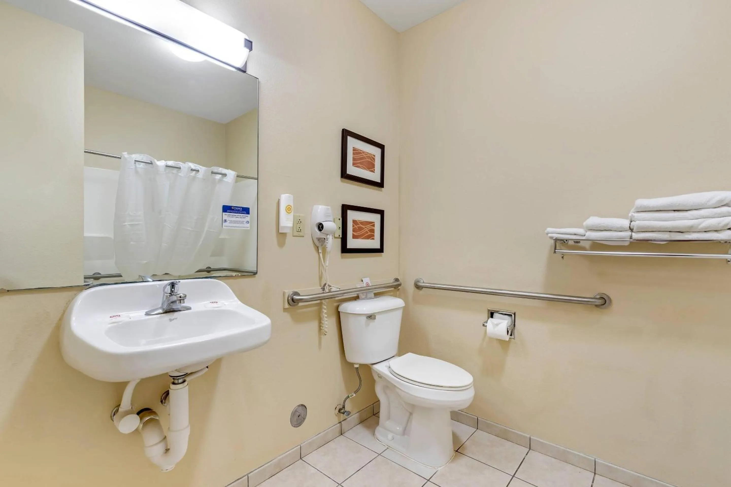 Bedroom in Comfort Inn & Suites East Moline near I-80