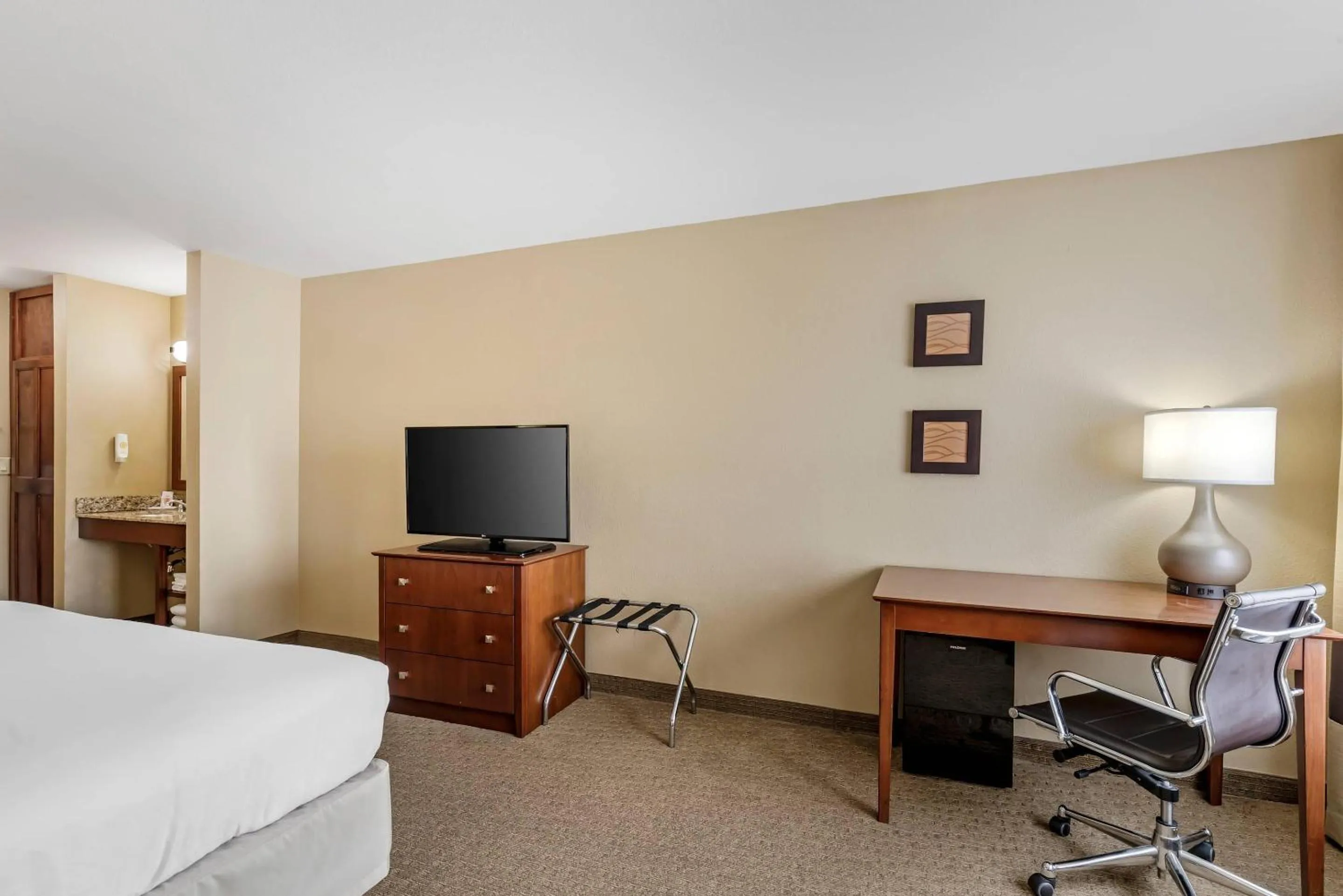 Bedroom, Bed in Comfort Inn & Suites East Moline near I-80