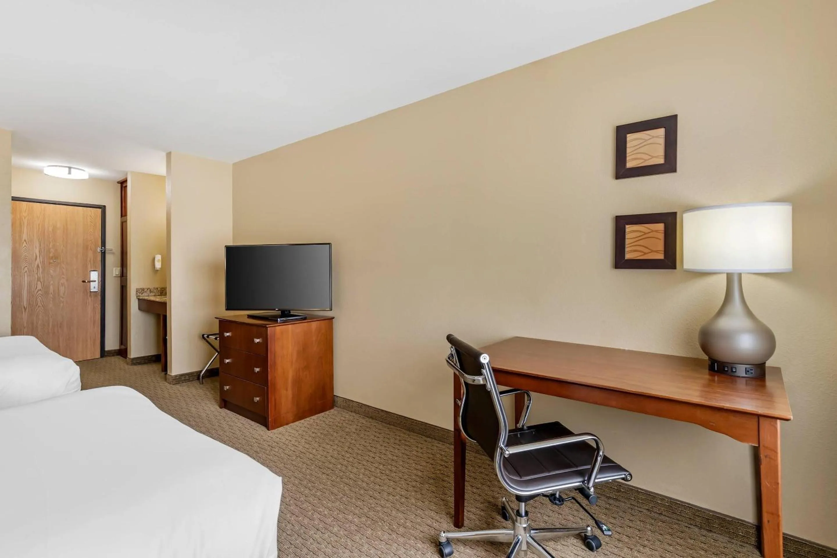 Bedroom, Bed in Comfort Inn & Suites East Moline near I-80