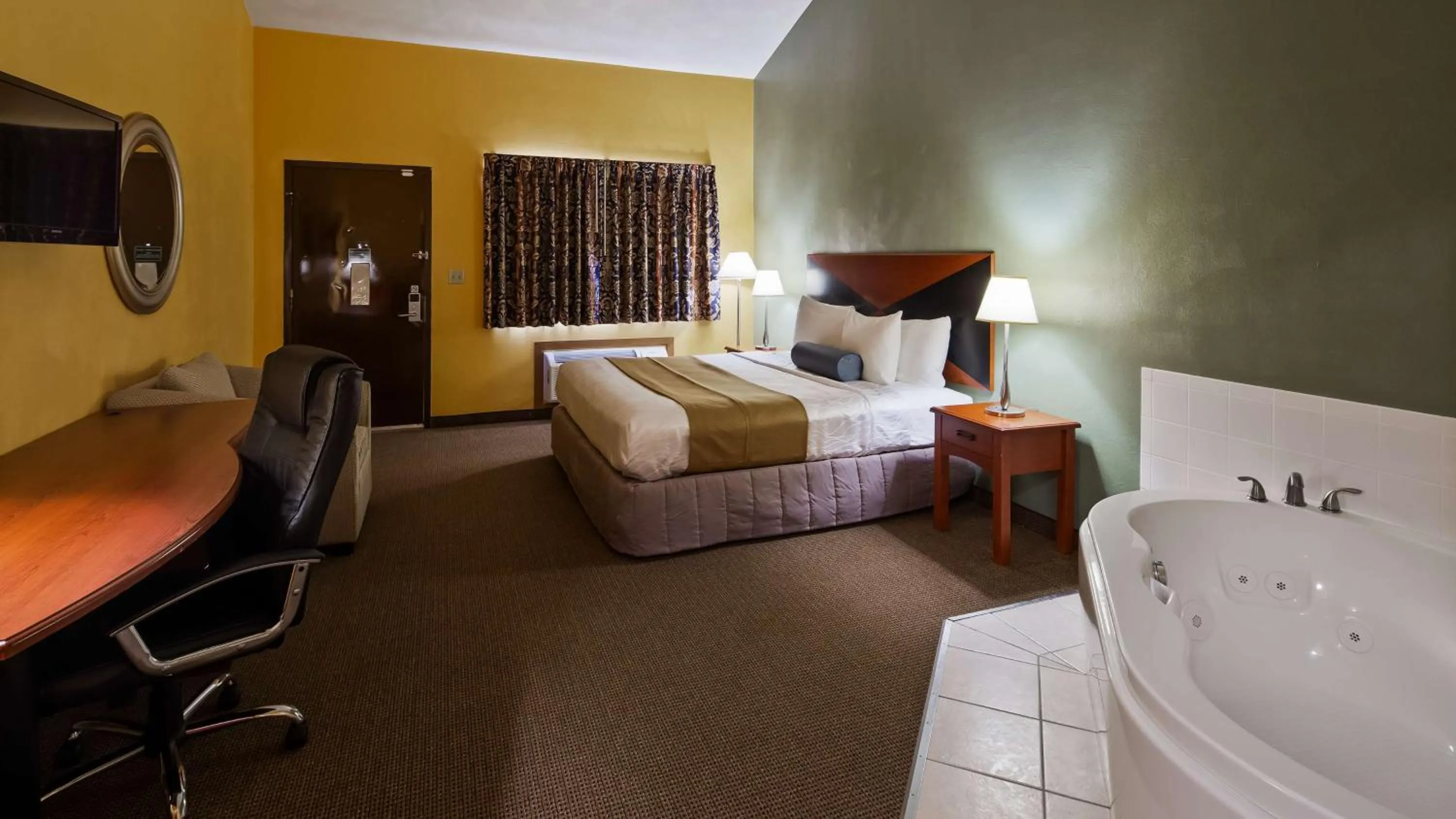 Photo of the whole room, Bed in SureStay Hotel by Best Western Greenville