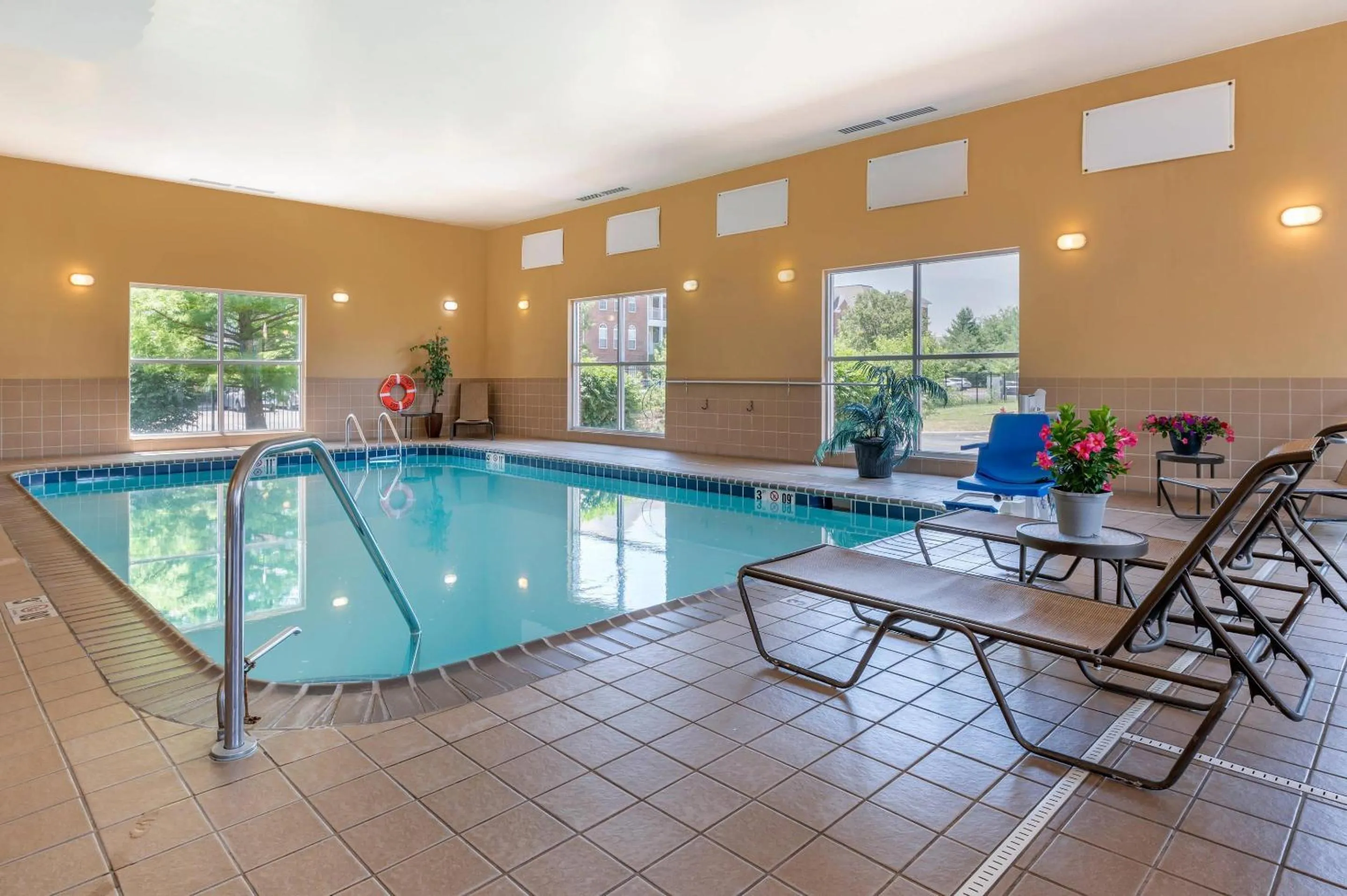 Swimming pool in Comfort Suites Urbana Champaign, University Area