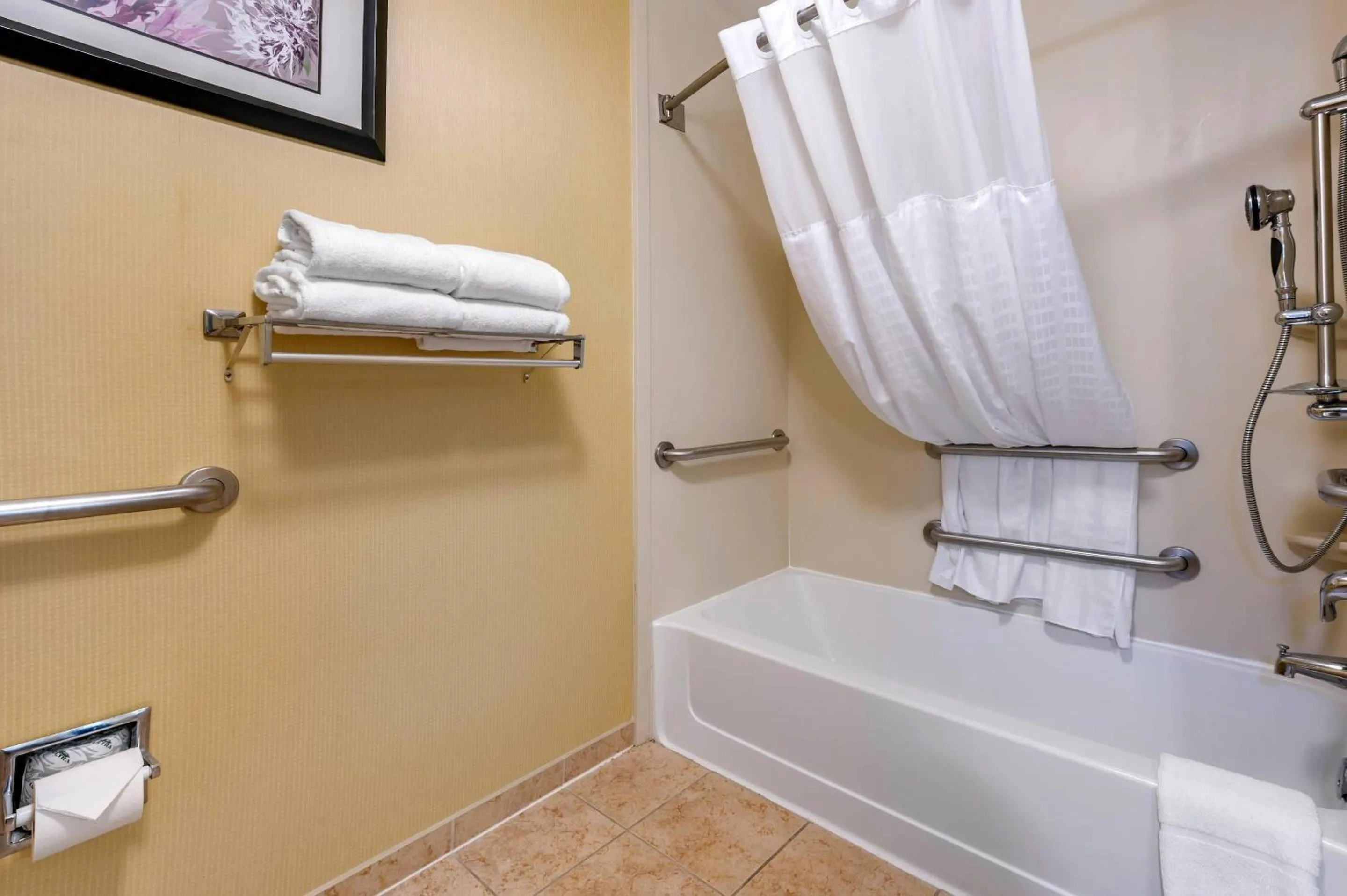 Bedroom in Comfort Suites Urbana Champaign, University Area