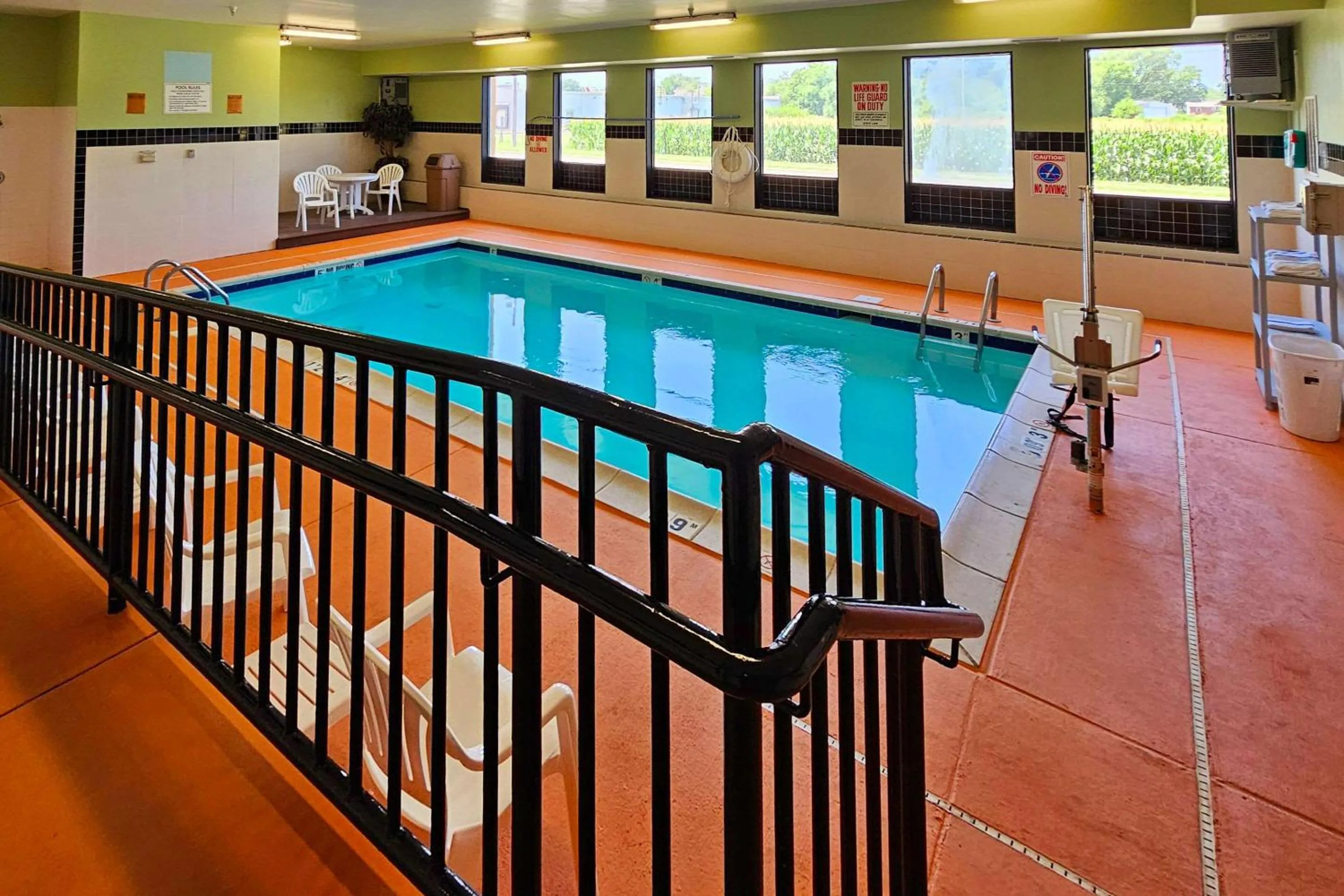 Swimming pool in Quality Inn & Suites near St Louis and I-255