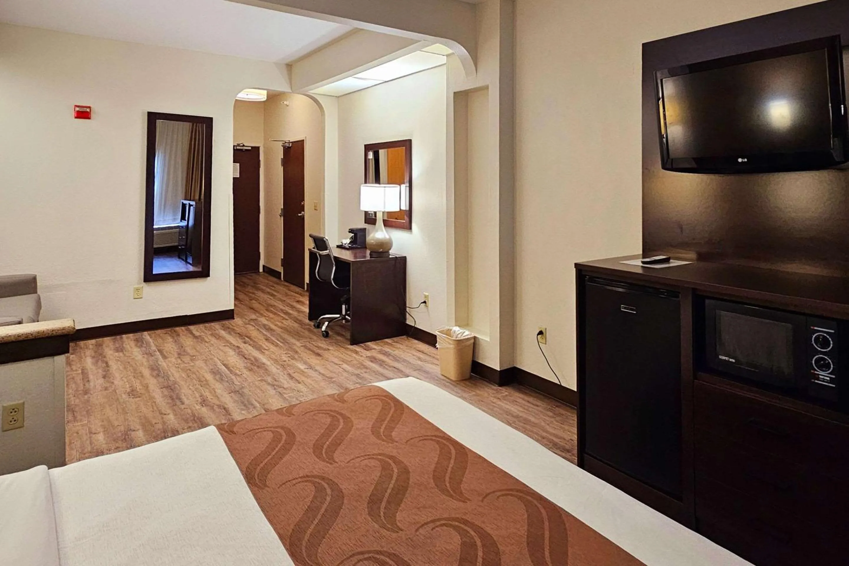 TV and multimedia, Bed in Quality Inn & Suites near St Louis and I-255