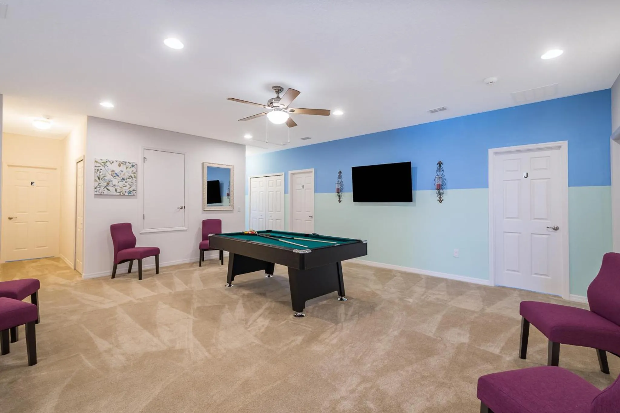 Communal lounge/ TV room in Solterra Resort 11 Bed 9 baths